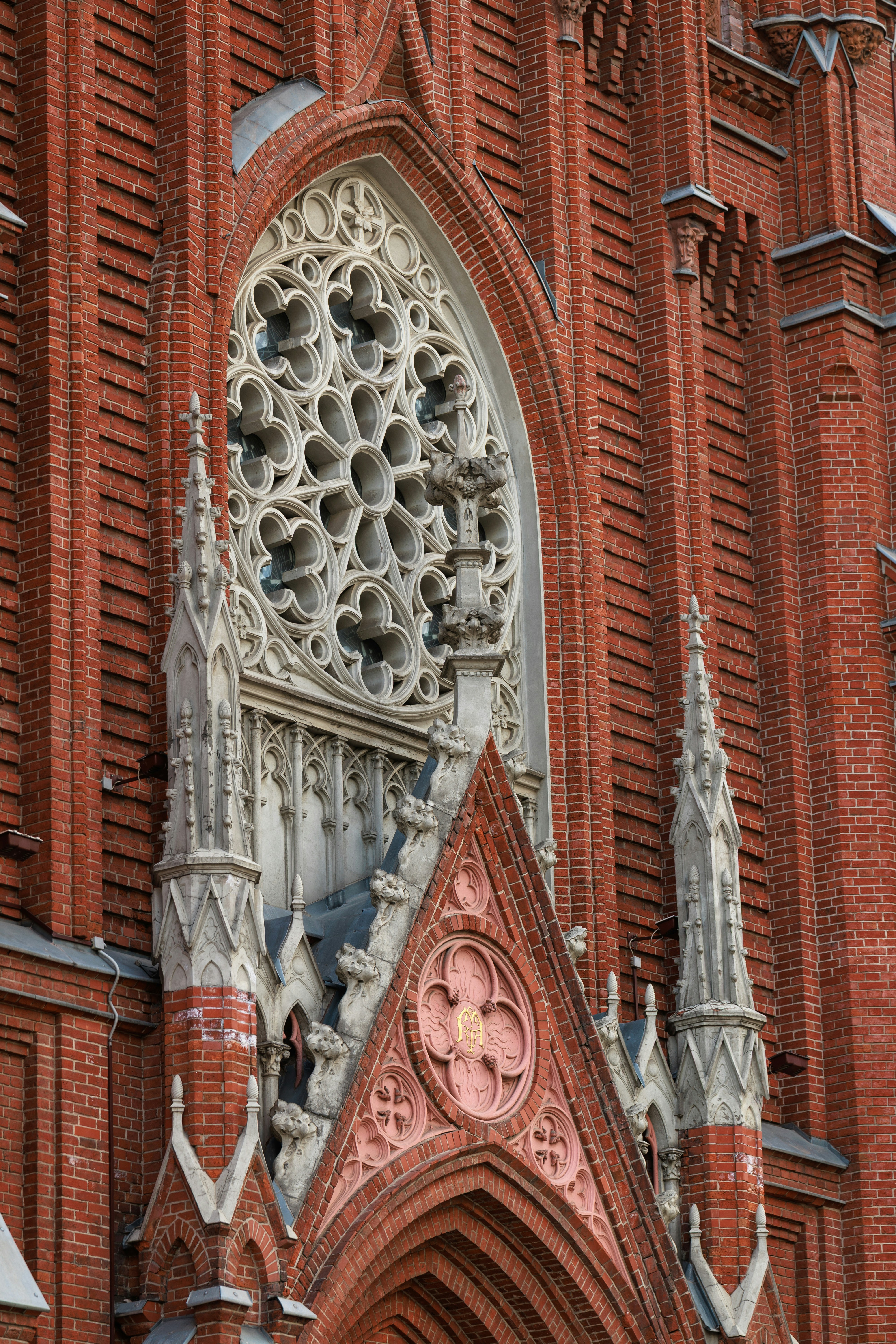 Gotische Kathedralfassade mit kunstvollem Rosettenfenster