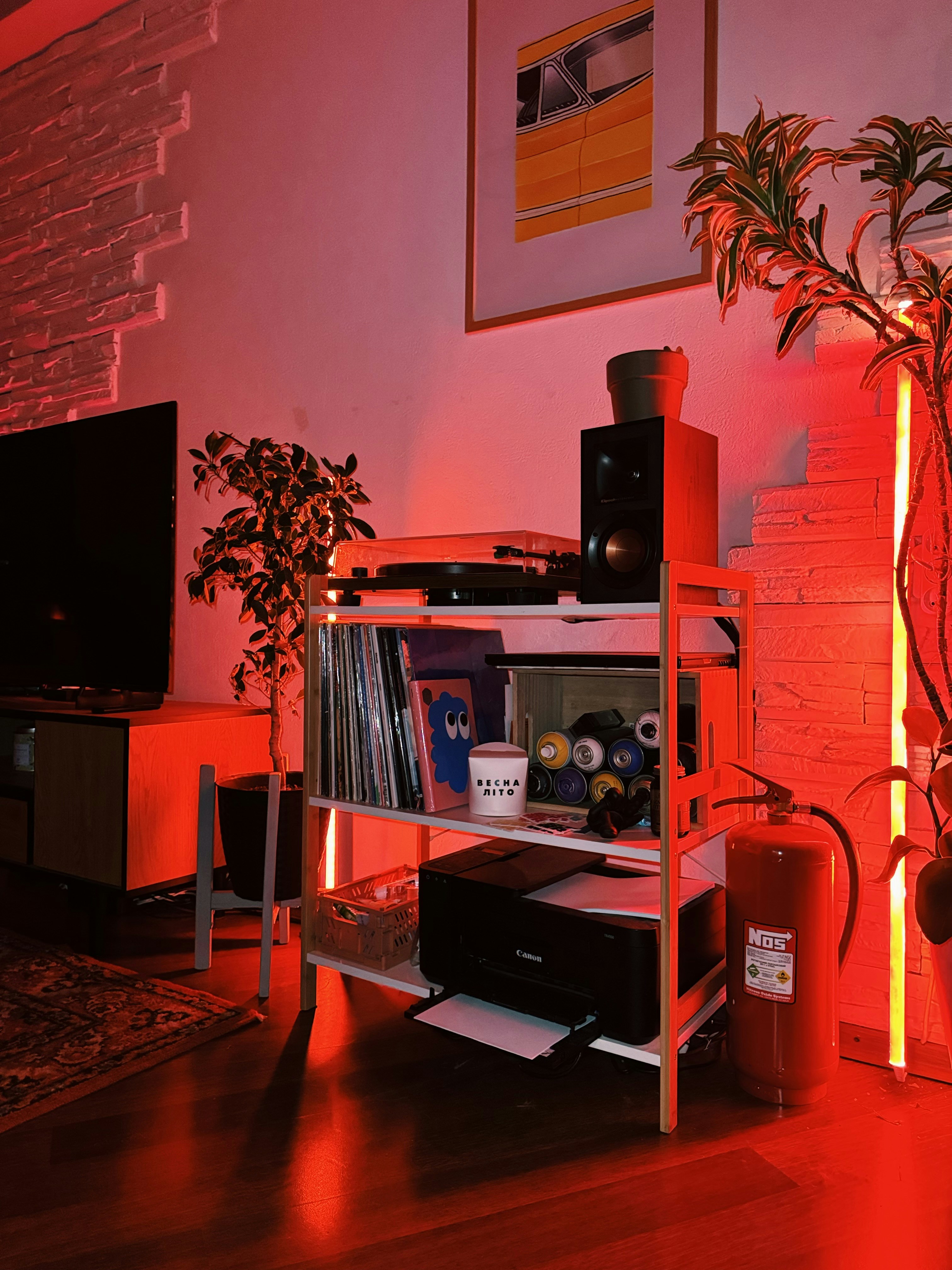 Salotto con illuminazione rossa e unità di scaffali