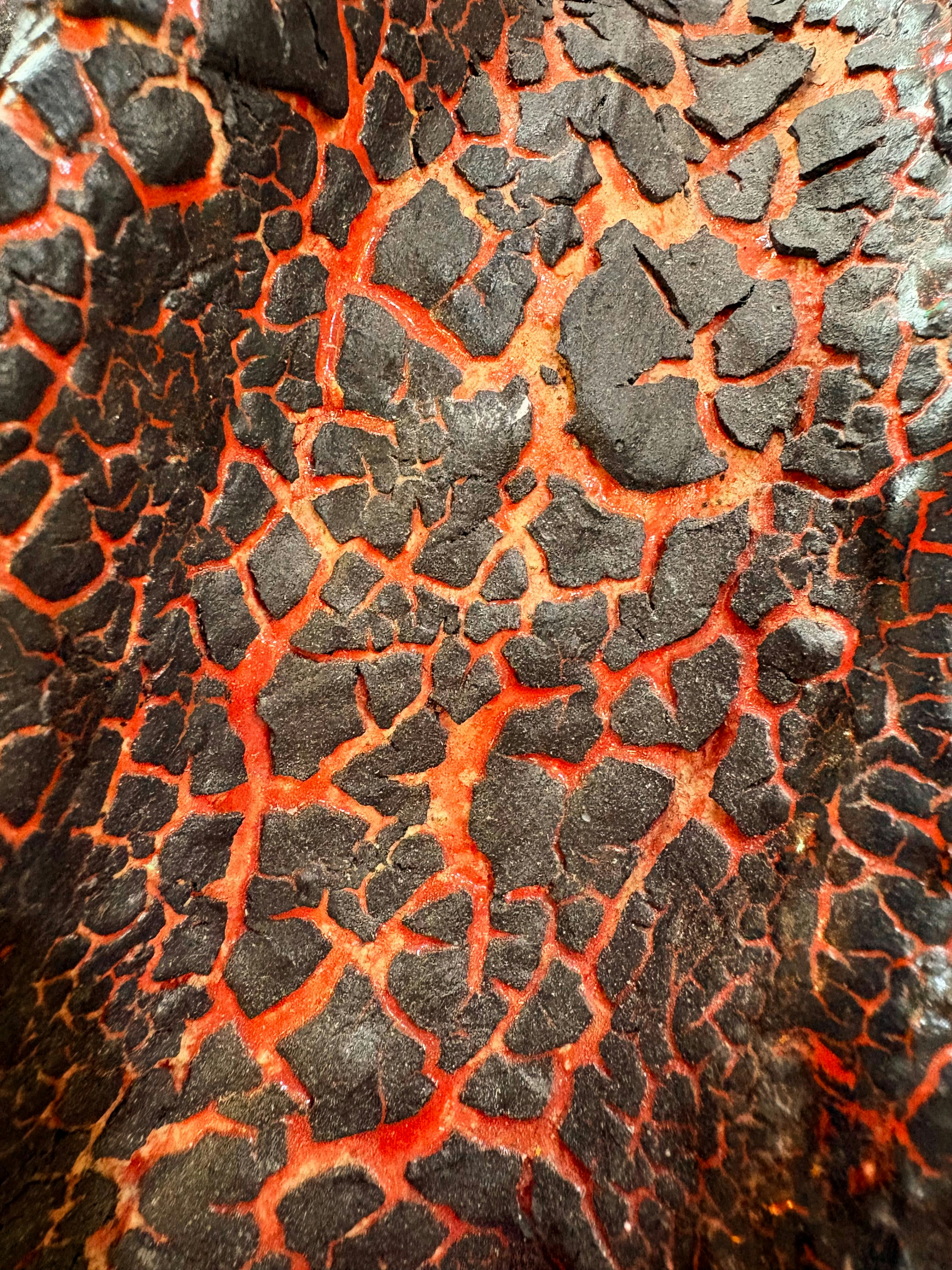 금이 간 검은 표면에 붉게 빛나는 균열이 있었다