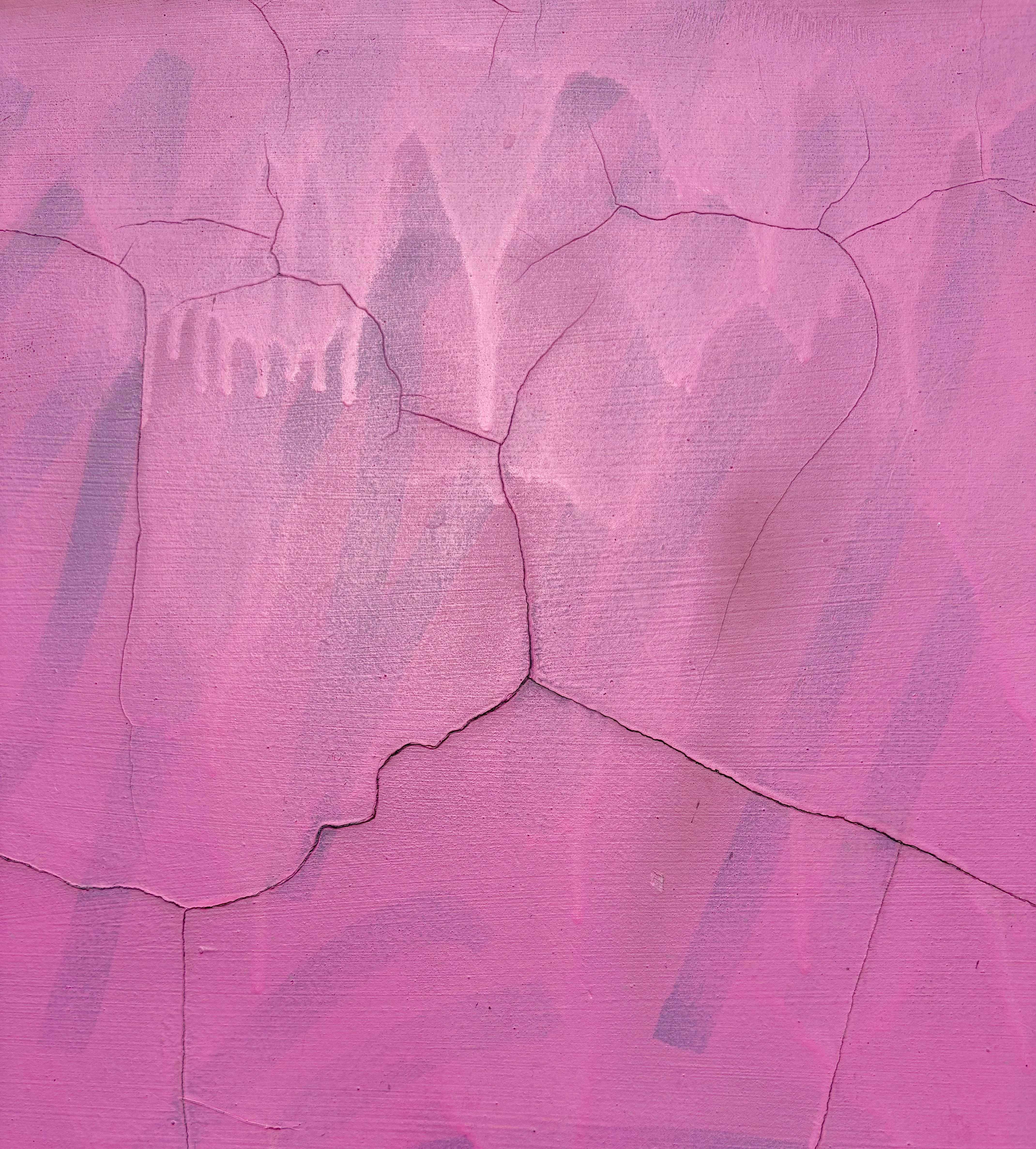 금이 간 분홍색 벽에 추상적인 보라색 표시가 새겨져 있다