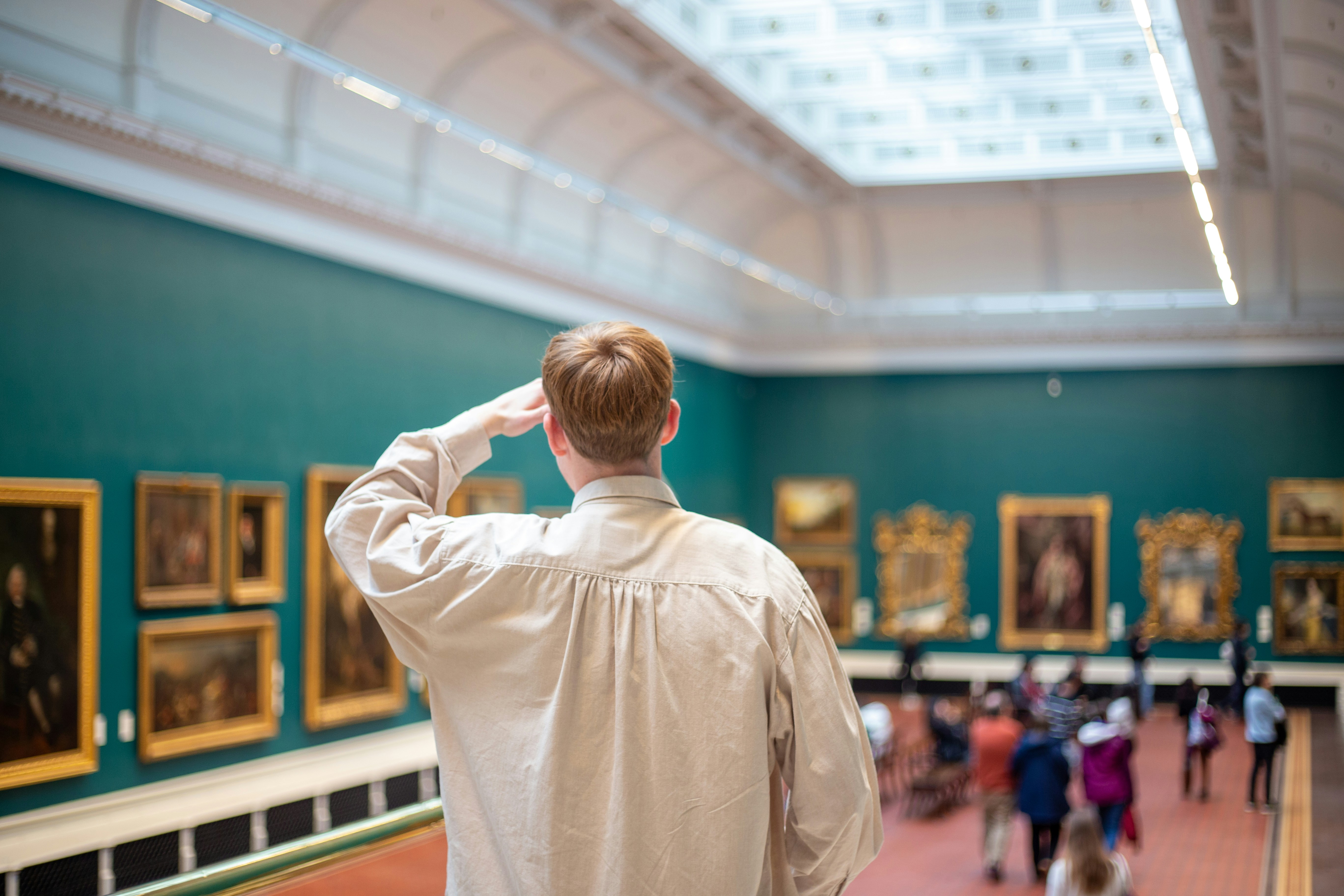 Pria memberi hormat di galeri seni museum.