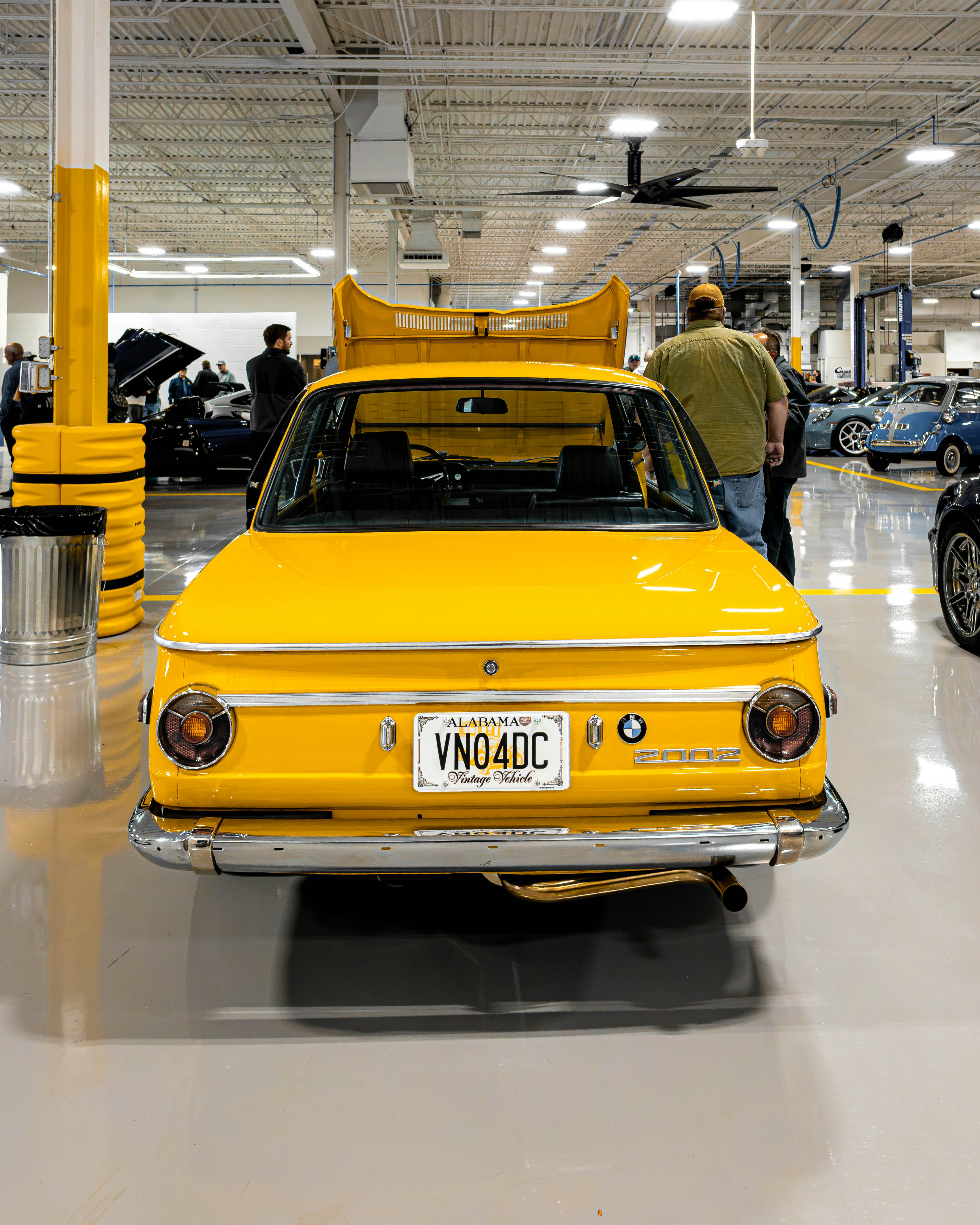 Gelber Oldtimer-BMW mit offenem Kofferraum