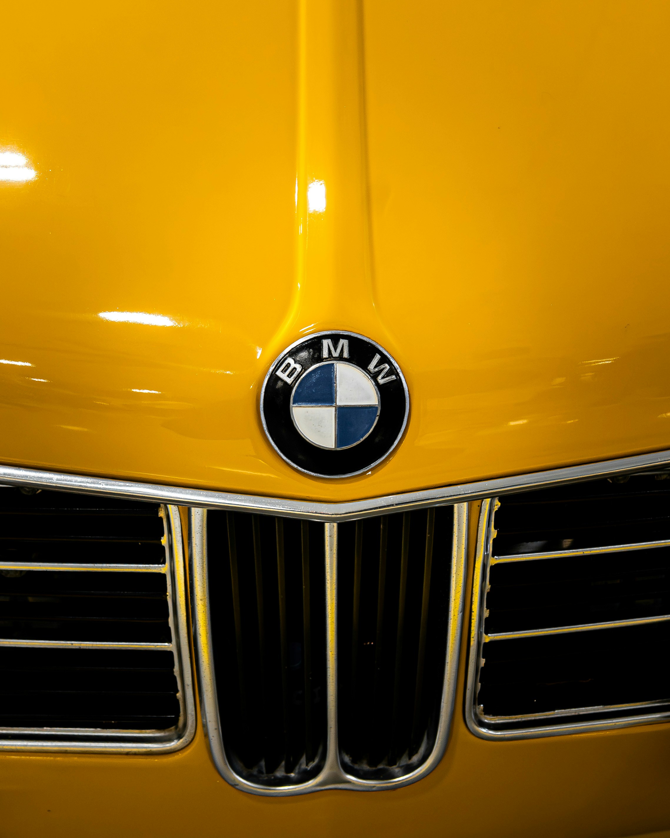 Gelber BMW-Kühlergrill und Emblem