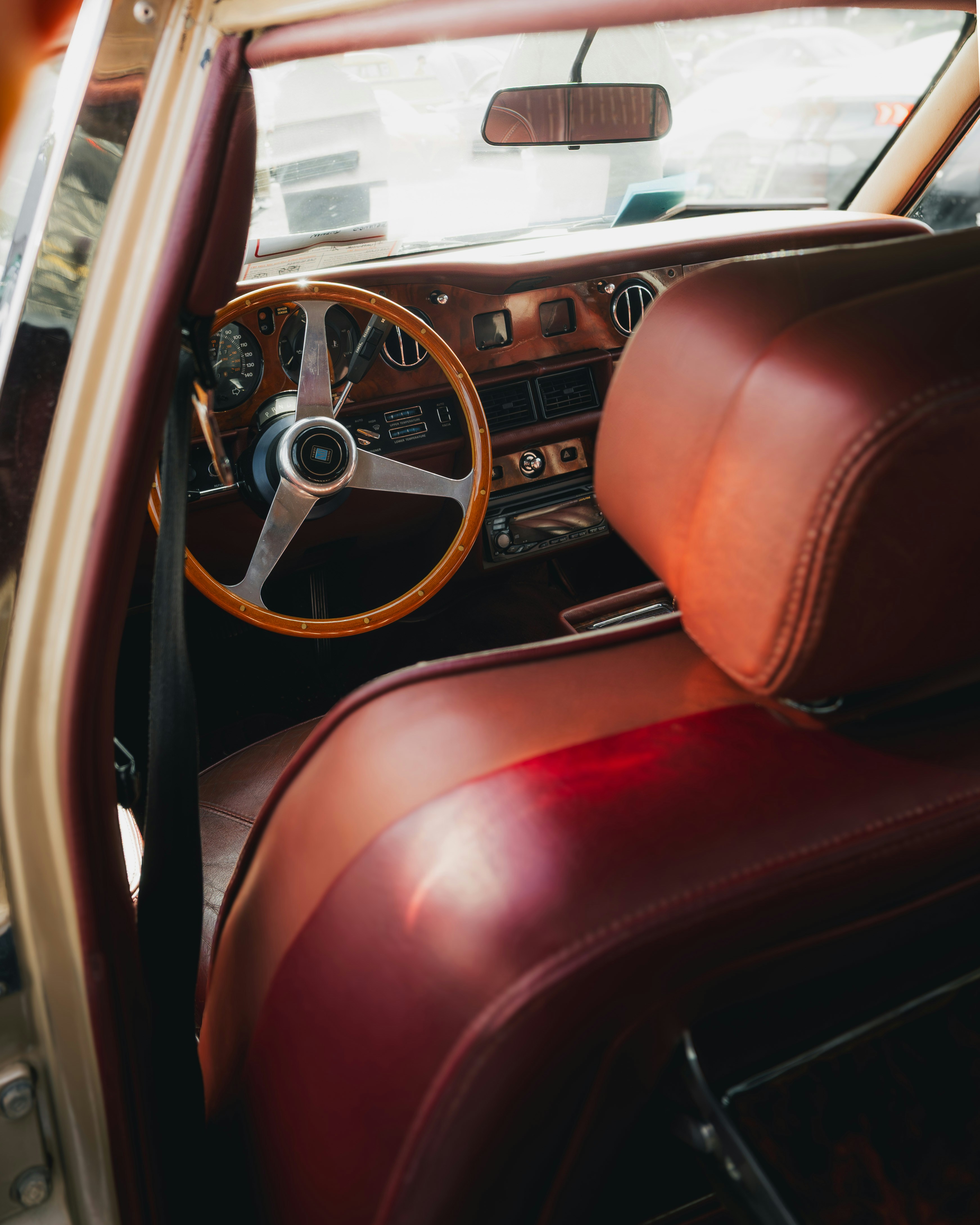 Innenraum eines Oldtimers mit roten Ledersitzen