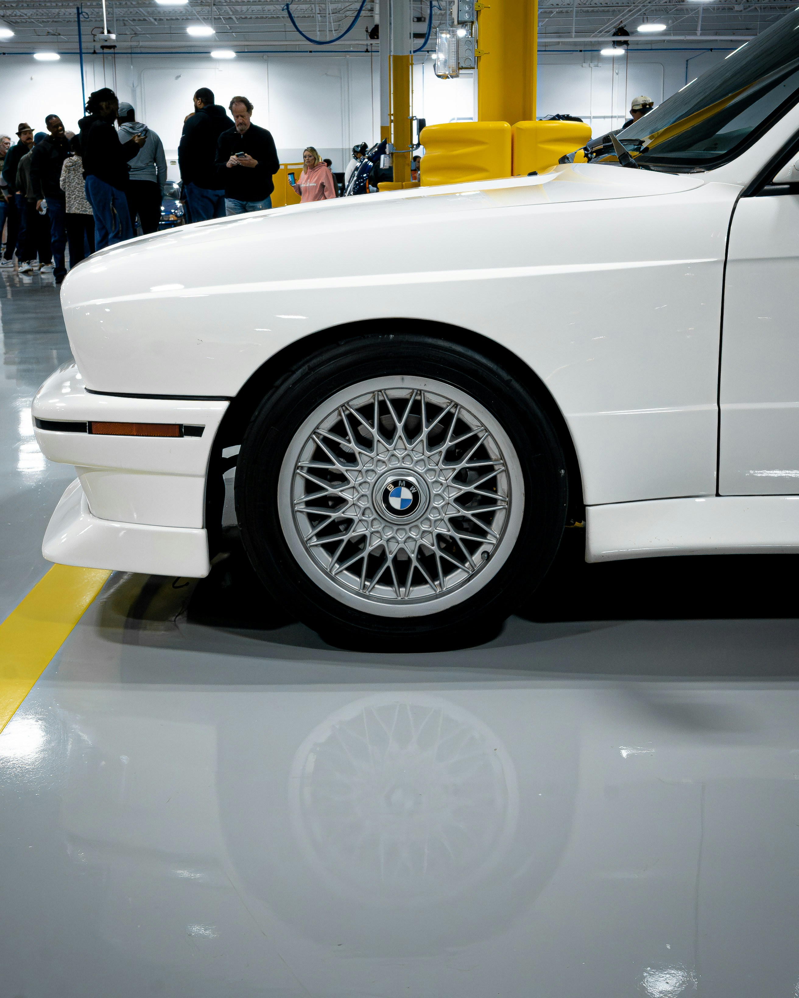 Weißer BMW M3 mit klassischen BBS-Felgen