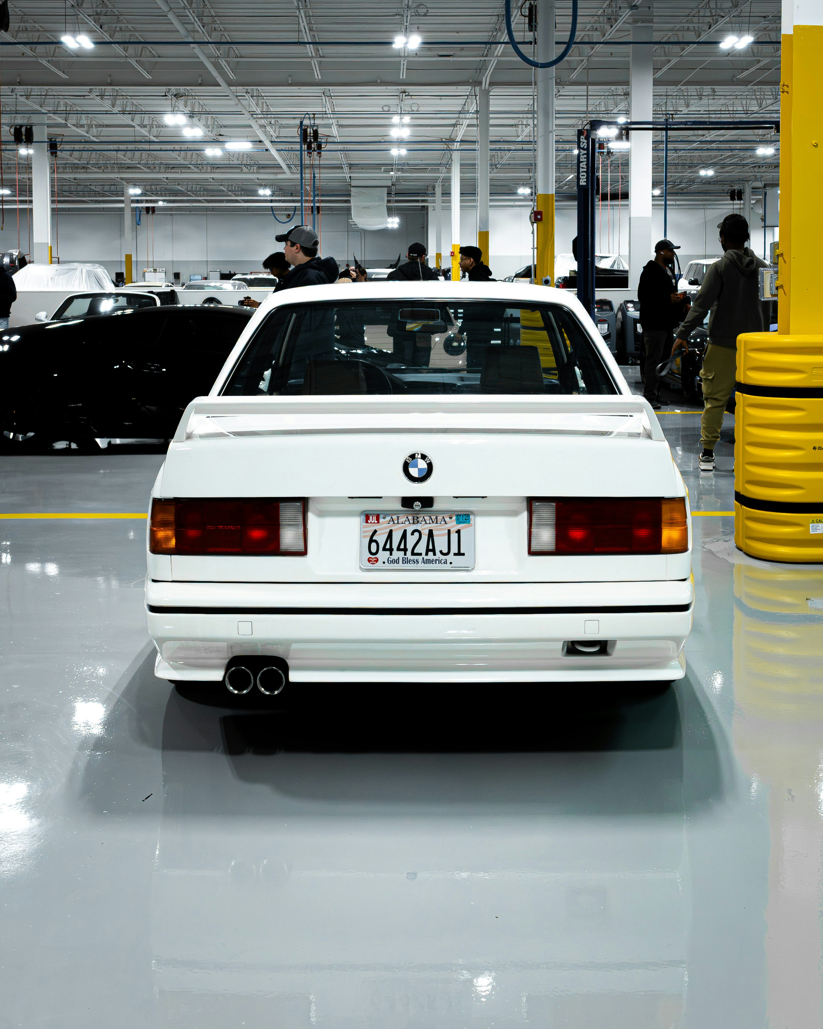 Weißer BMW e30 m3 im Innenraum geparkt