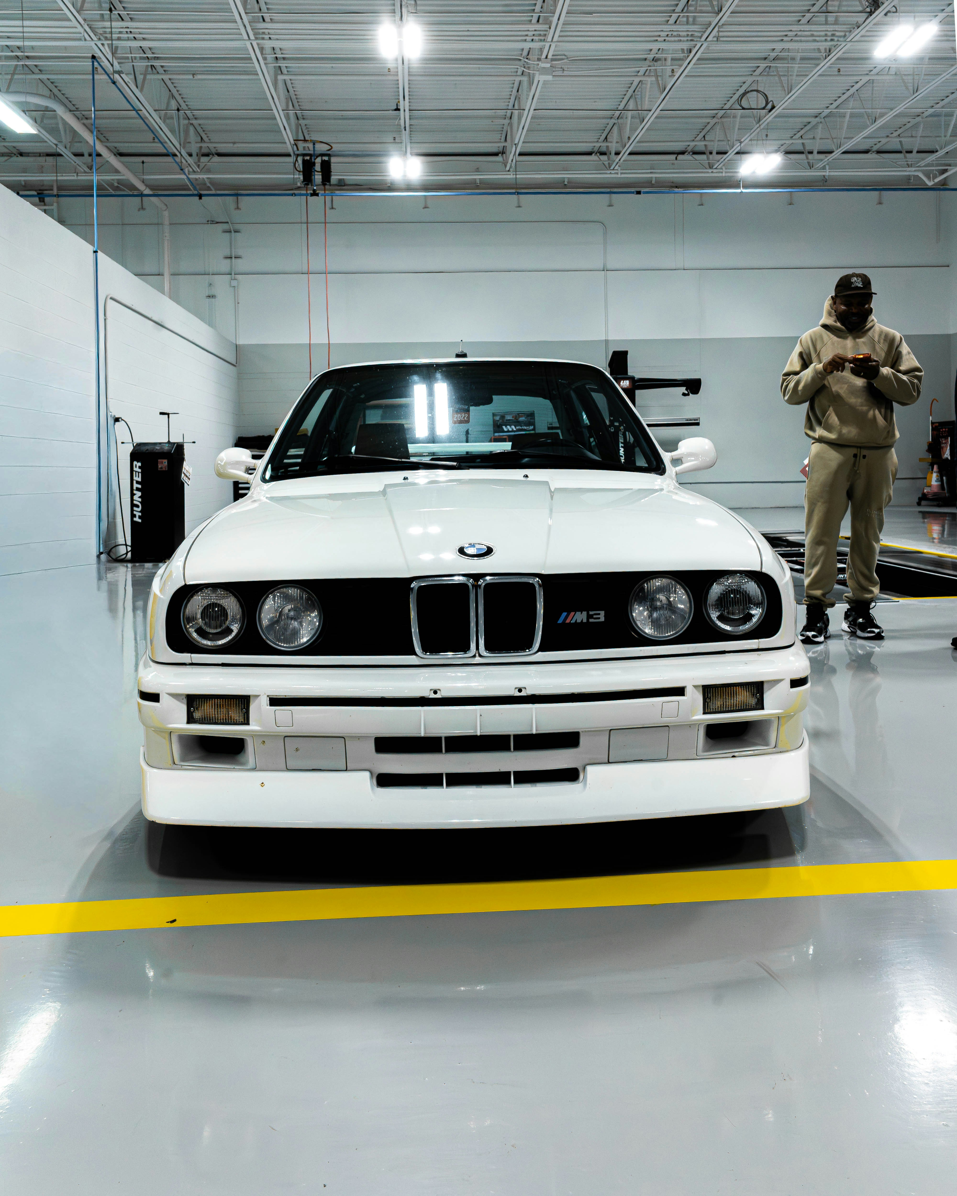 Weißer BMW M3 in einer sauberen Garage geparkt
