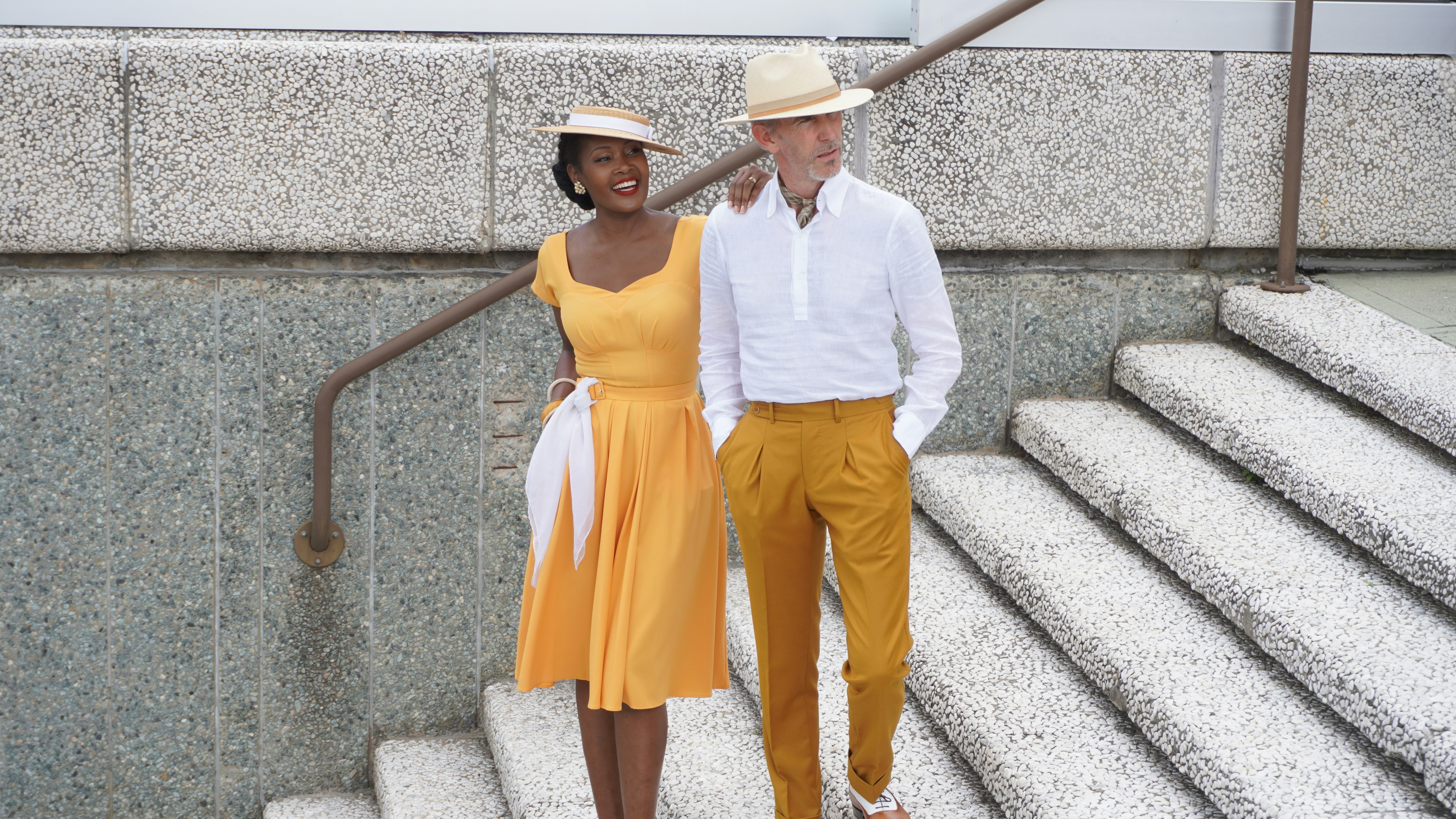 Pareja con ropa vintage bajando las escaleras