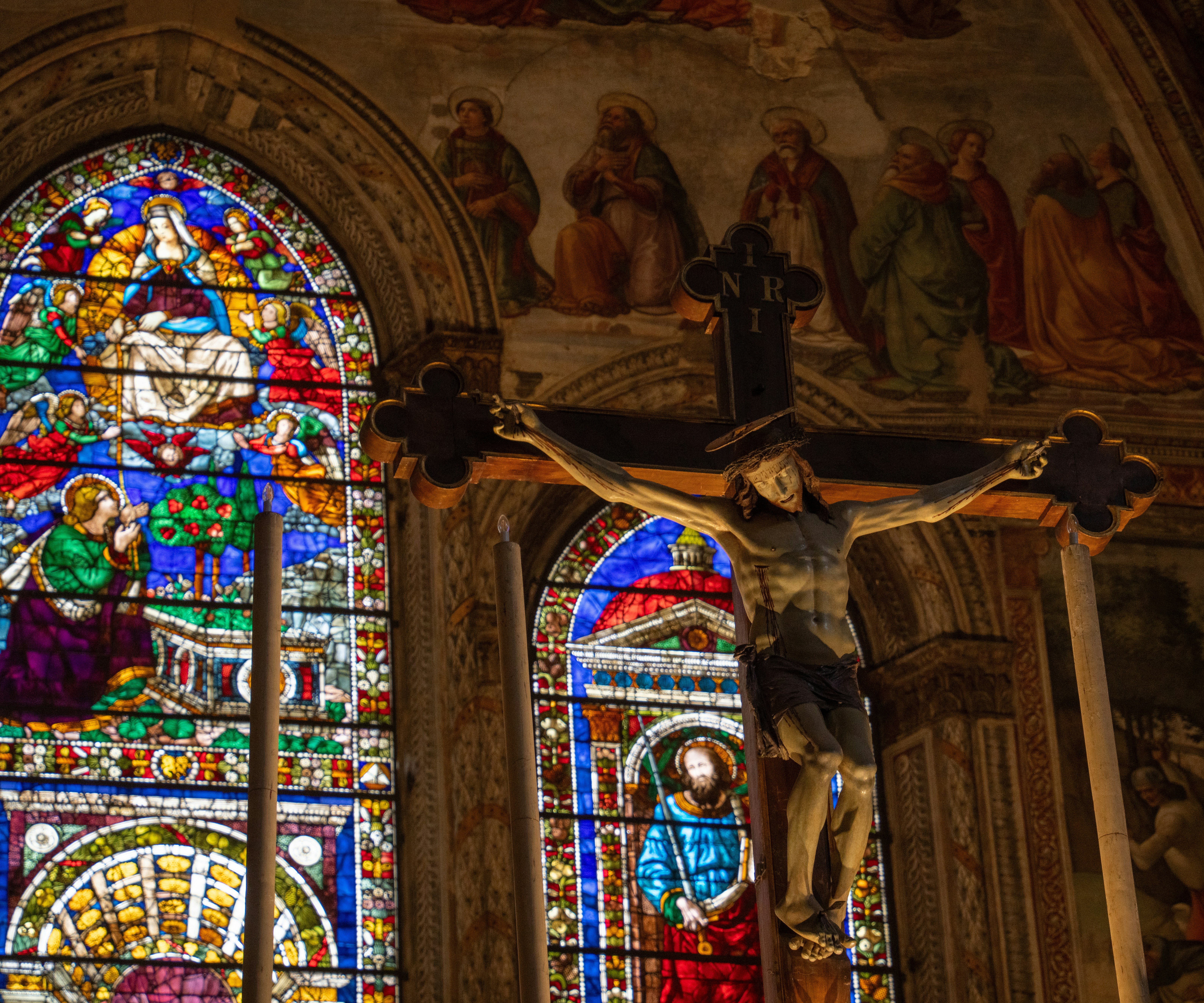 Jésus sur la croix avec des vitraux