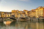 Ponte Vecchio sobre o rio Arno, em Florença, ao pôr do sol