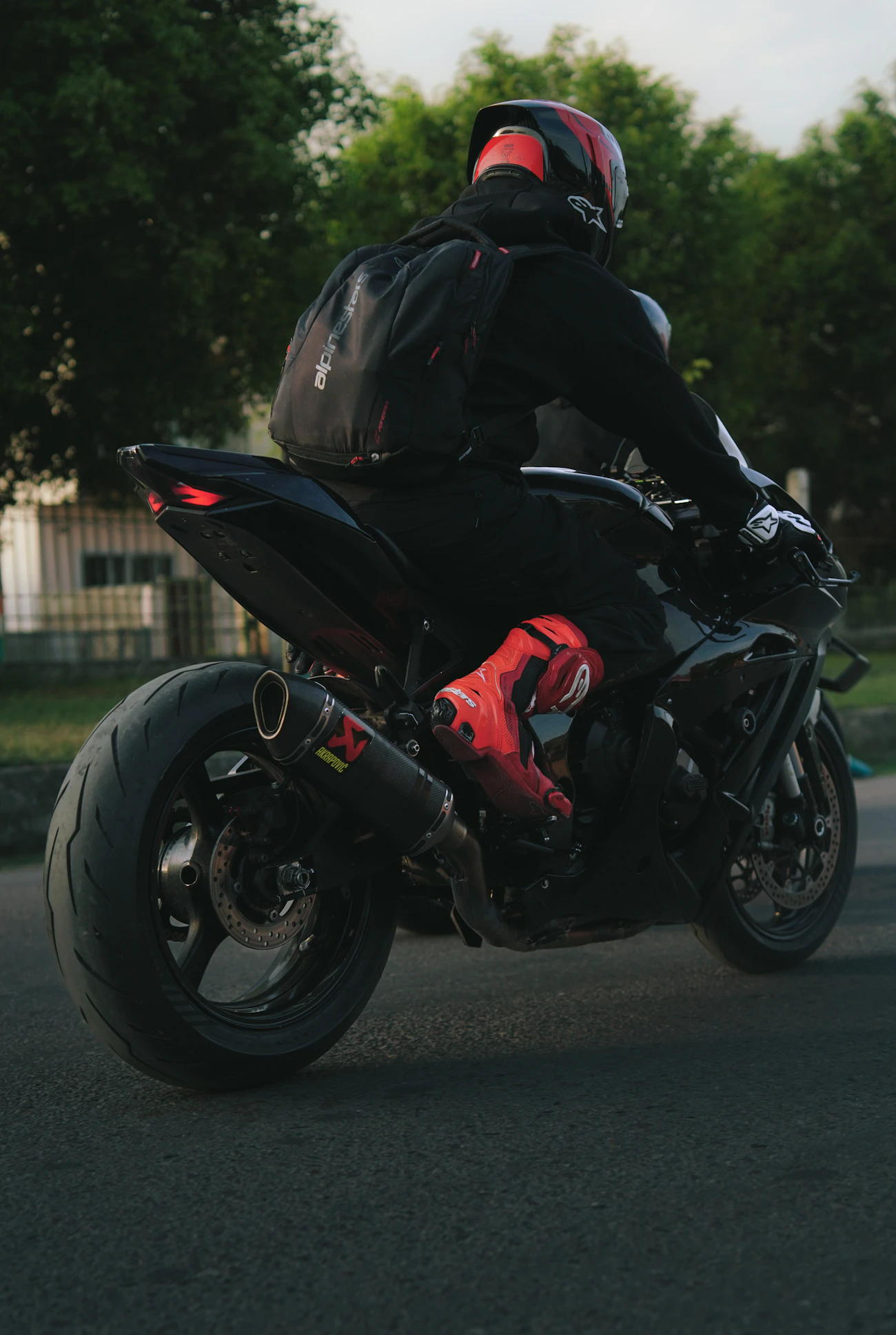 Motociclista conduciendo una moto deportiva
