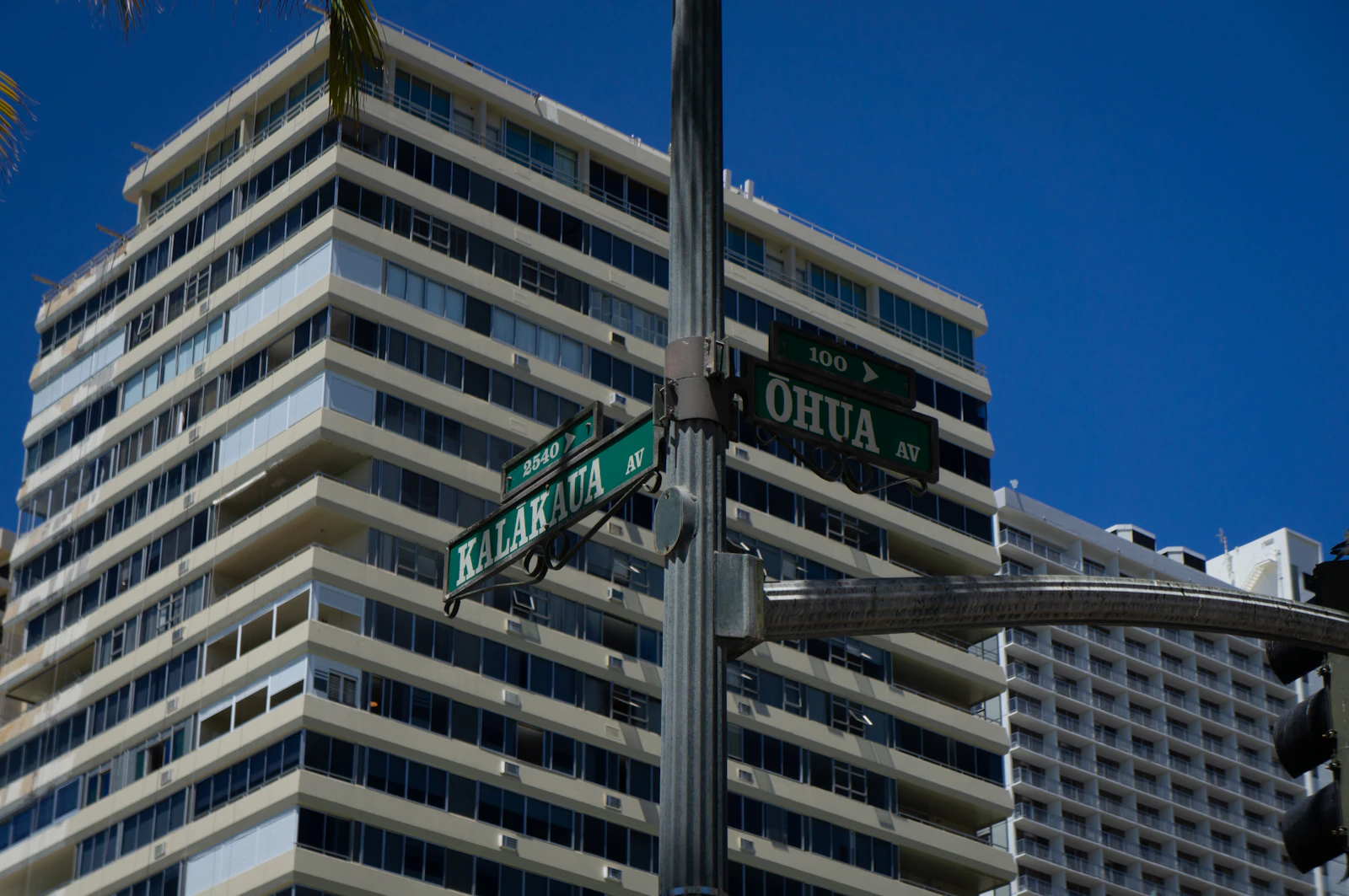 Straßenschilder an der Kalakaua Avenue in Waikiki