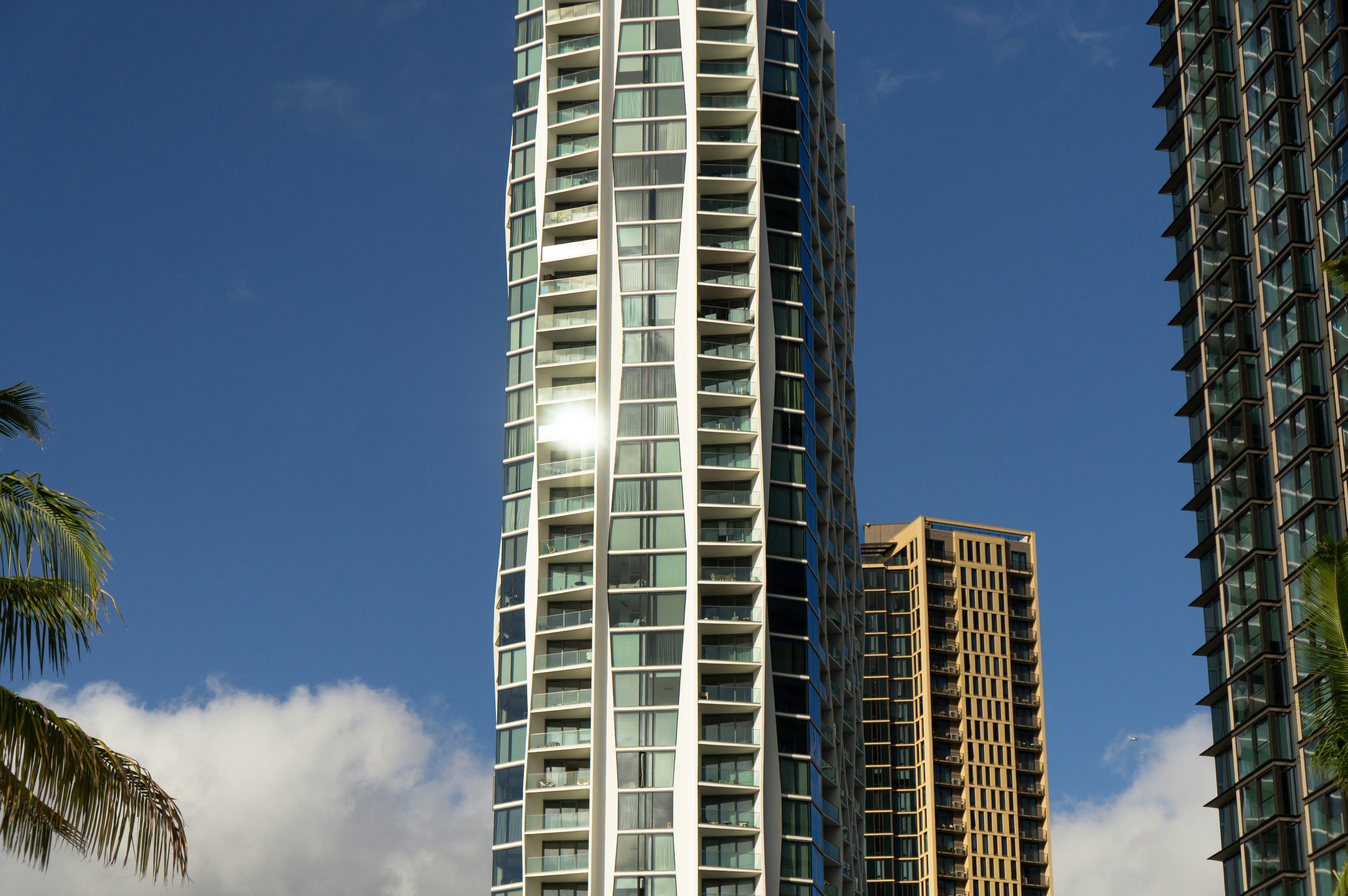 Moderne Hochhäuser vor klarem blauen Himmel