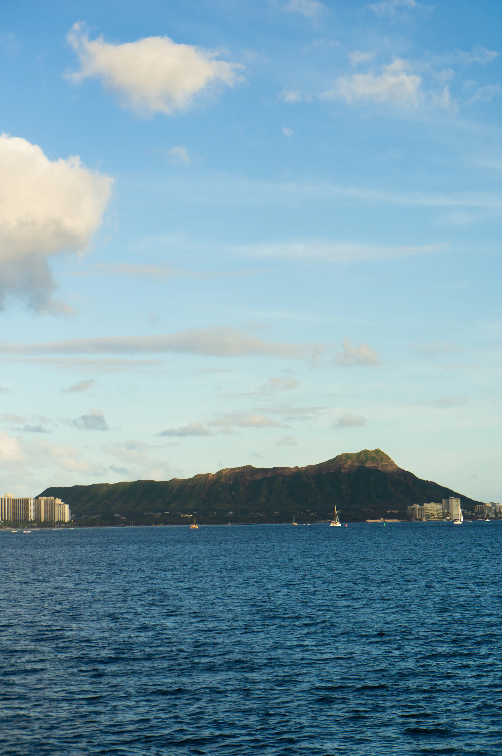 Diamond Head über dem Pazifik vor Honolulu auf Oʻahu