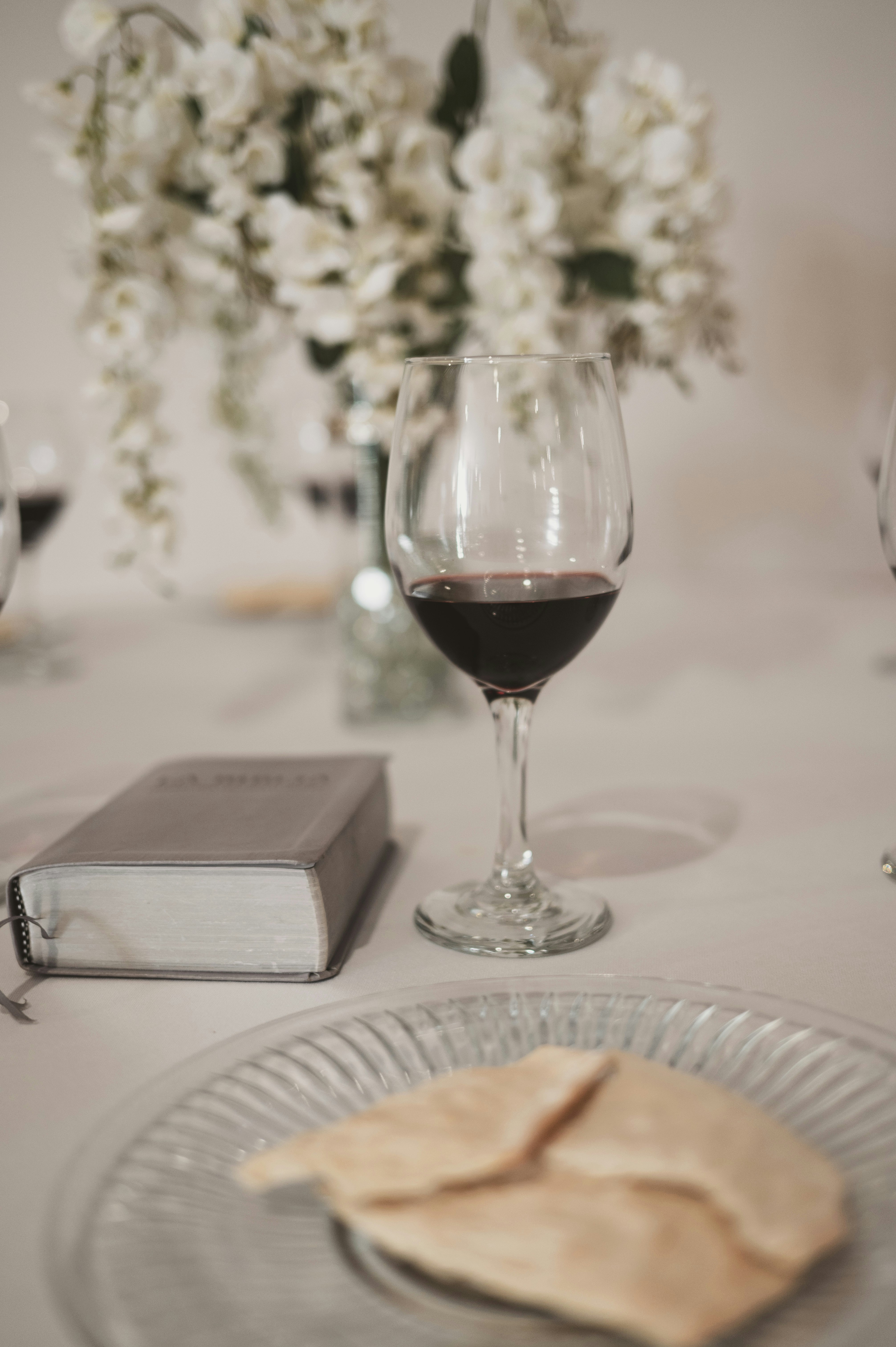Ein Glas Rotwein mit Brot und ein Buch