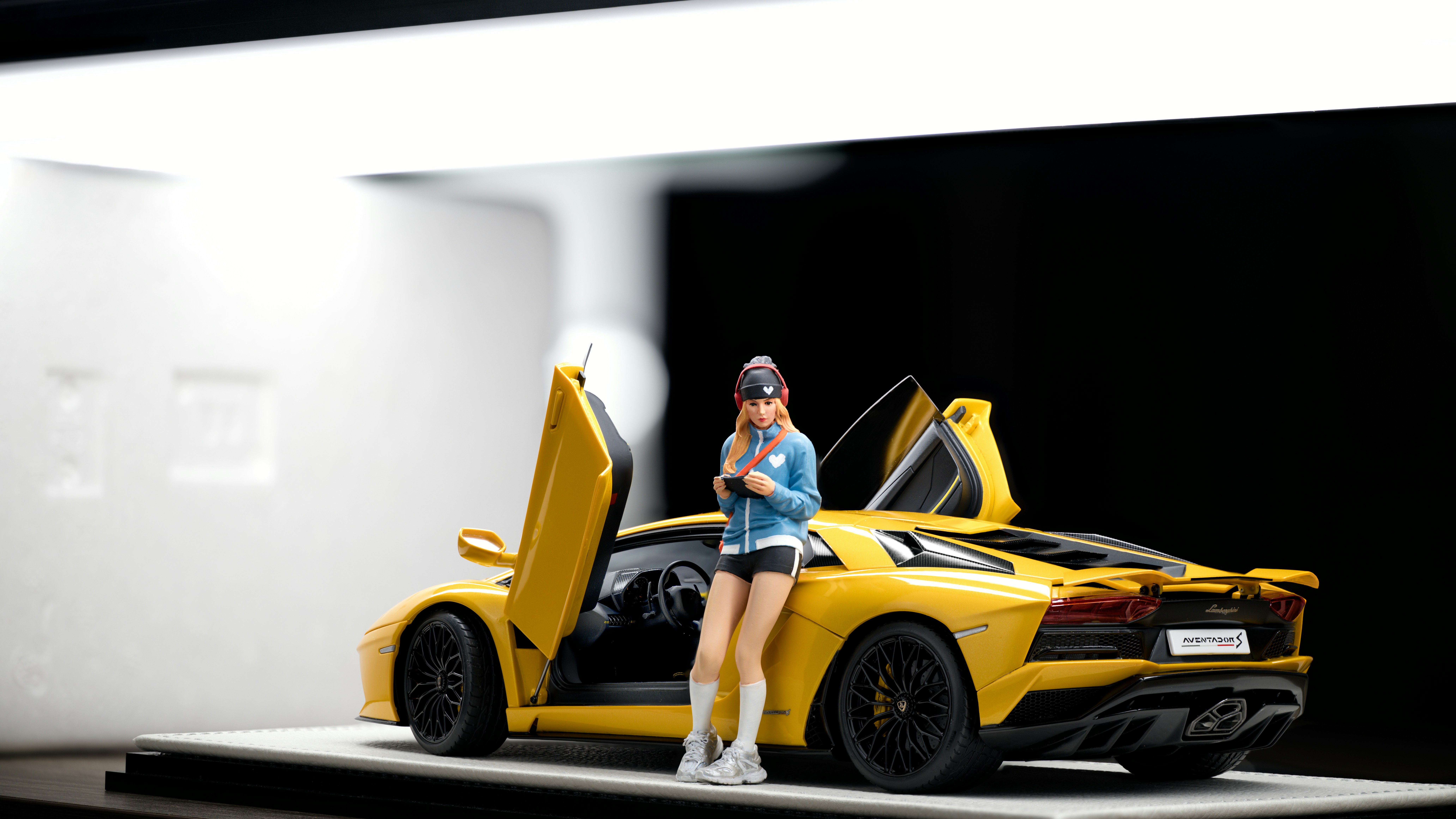 Frau in Shorts und Jacke mit gelbem Sportwagen