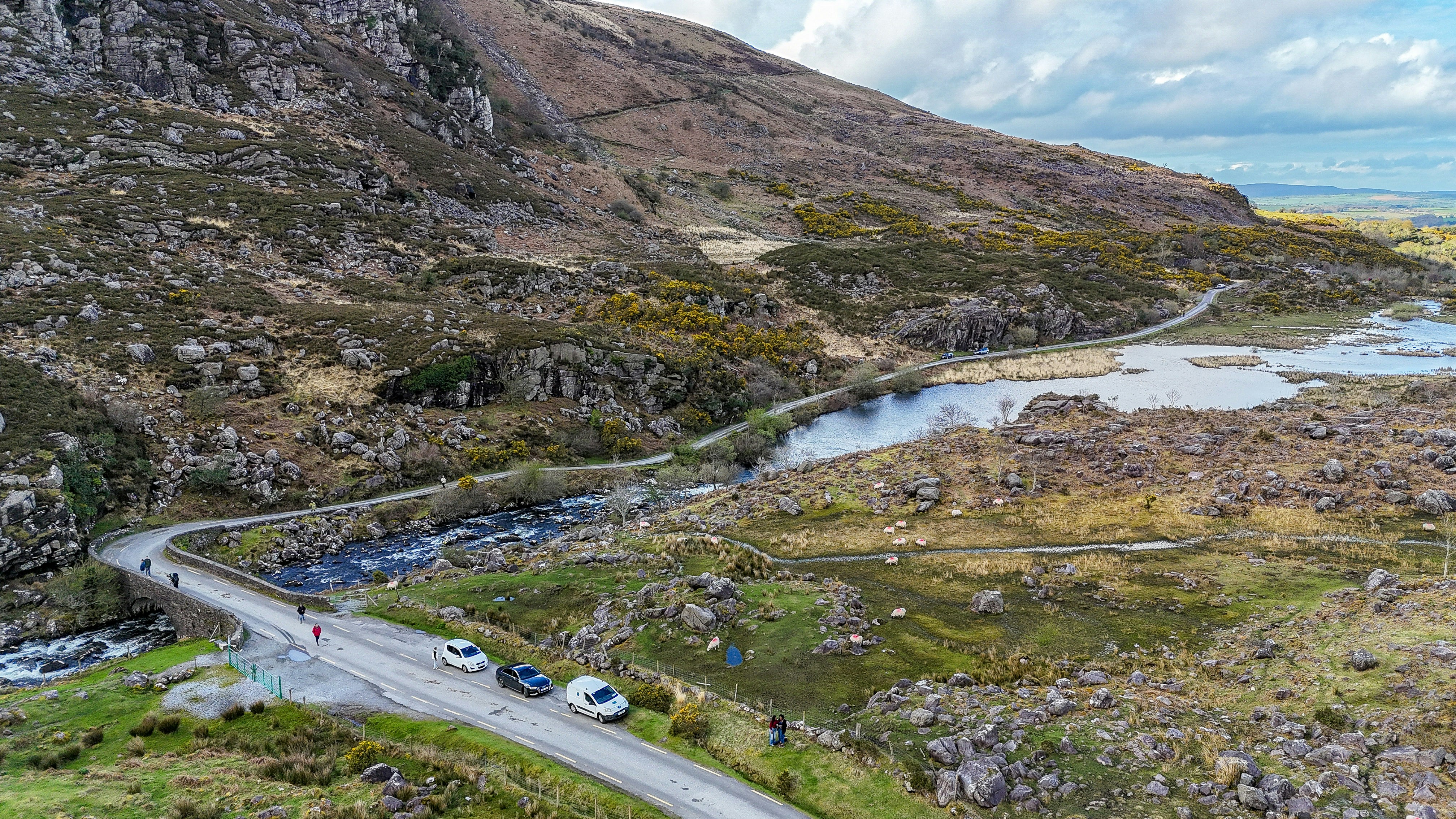 岩だらけで山岳地帯の曲がりくねった道と湖。