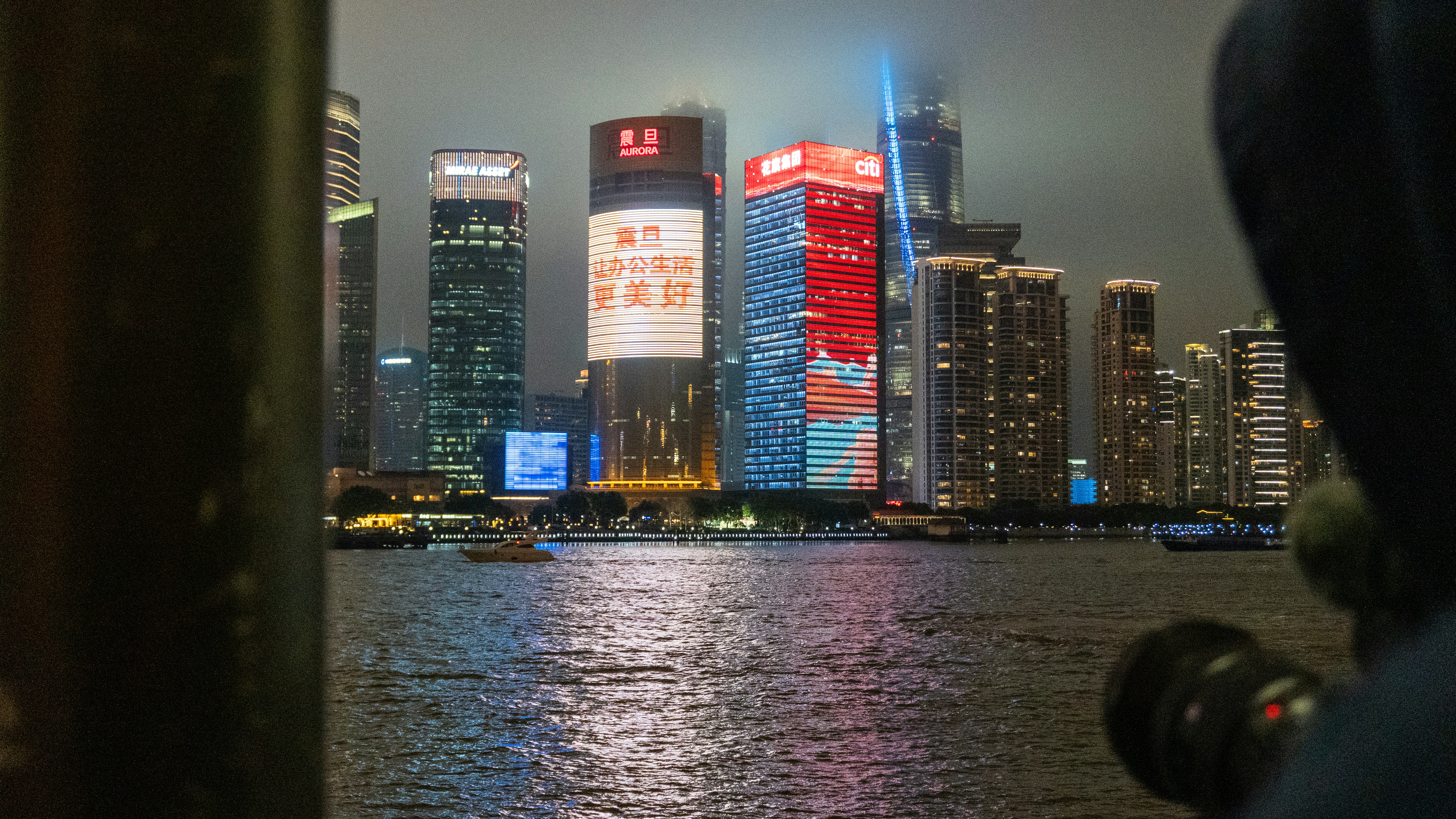 Skyline urbano moderno con grattacieli luminosi di notte