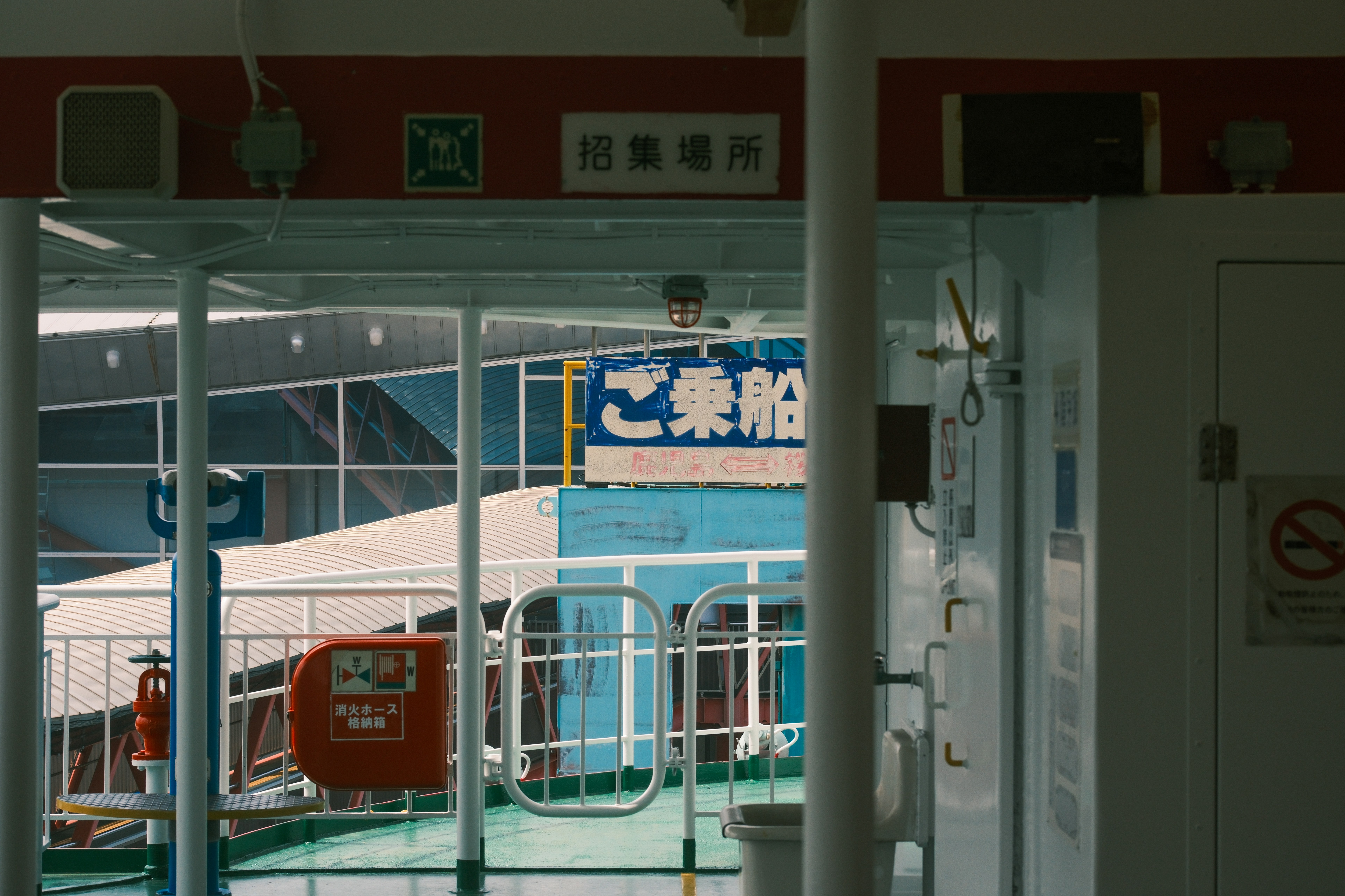 SK하이닉스 시총 2000조 돌파, 삼성전자와 격차 축소 - Entrance to a ferry with japanese signage