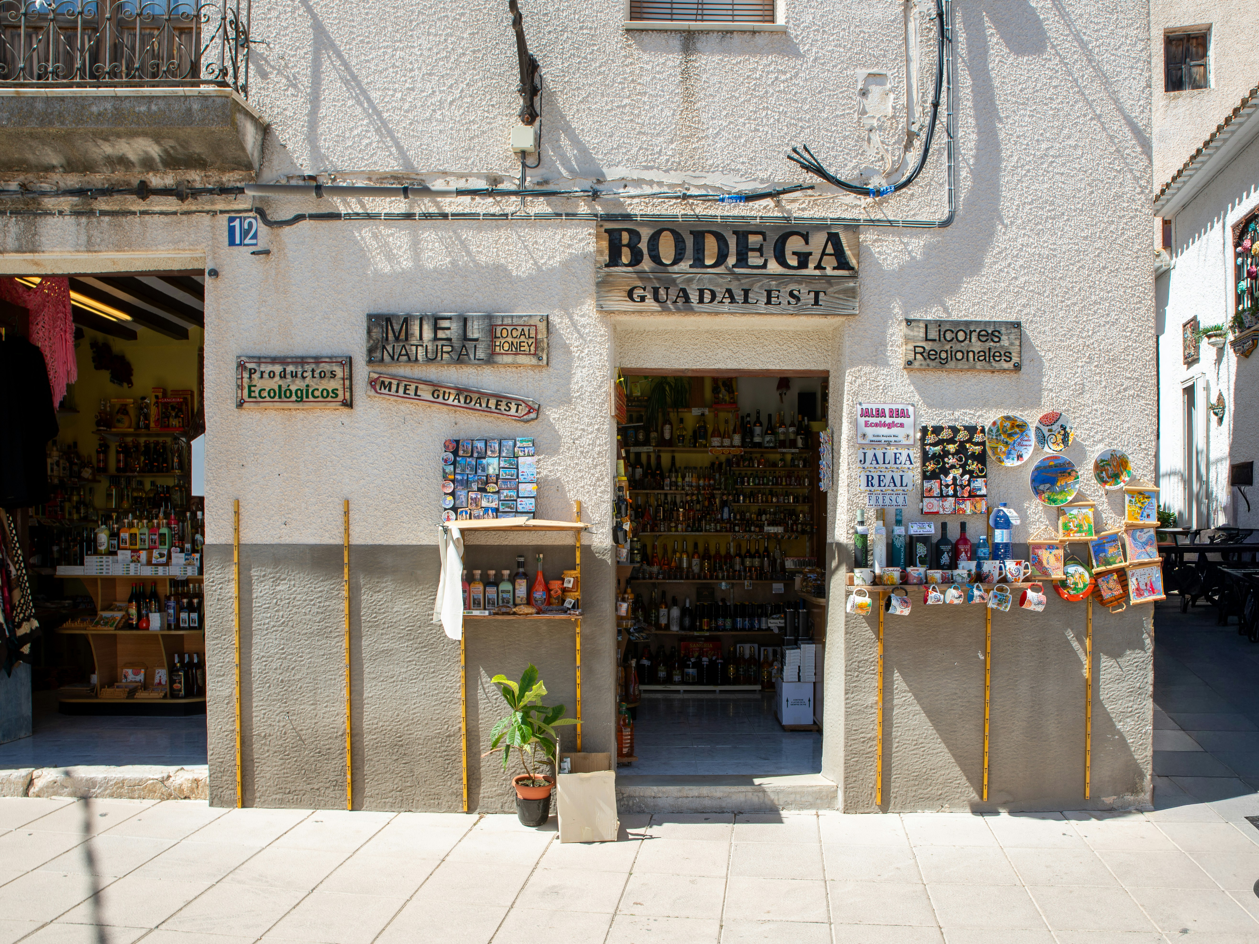 Eingang zum Bodega-Laden mit Warenauslagen