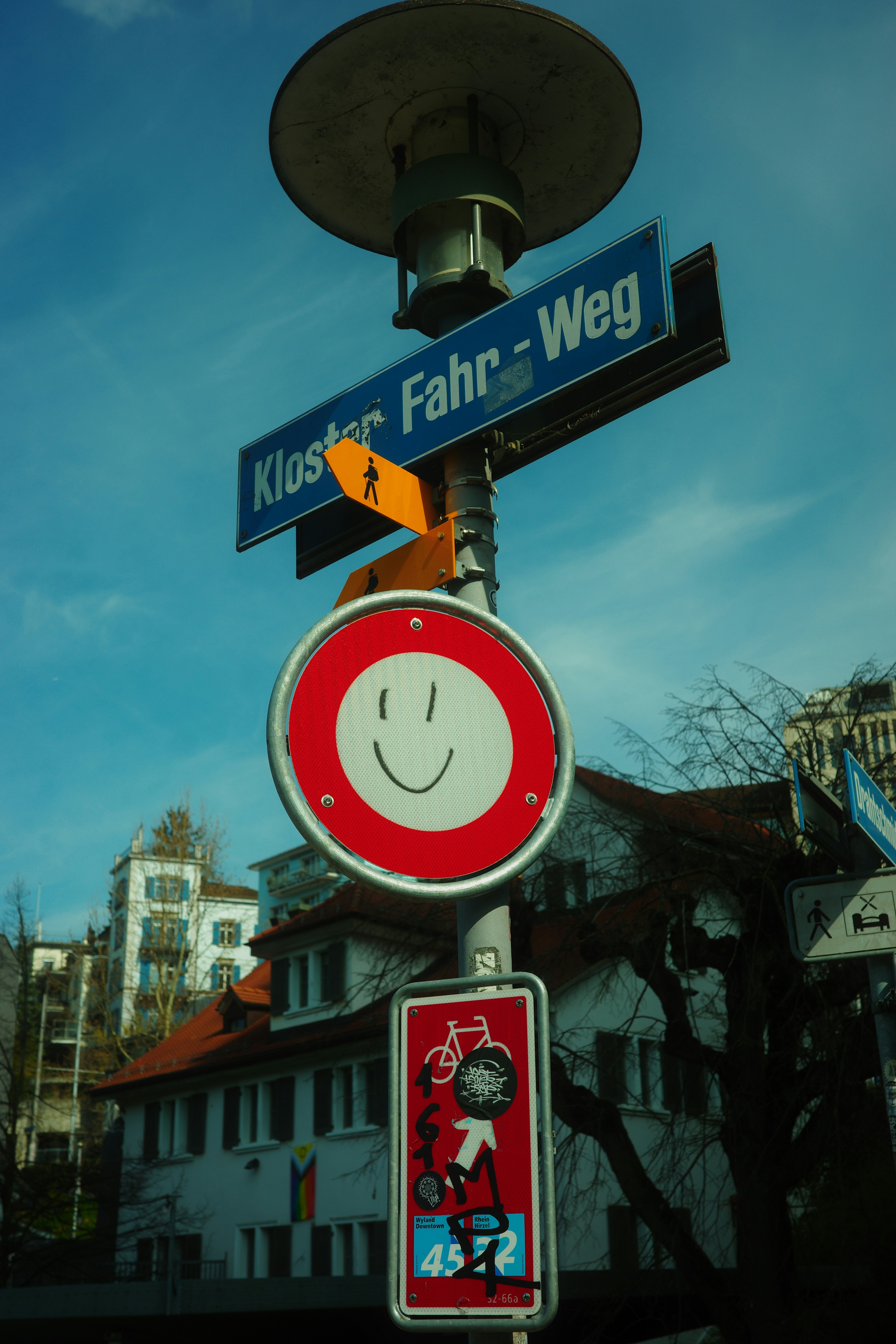 Cartel de calle con una carita sonriente y el símbolo de la bicicleta.