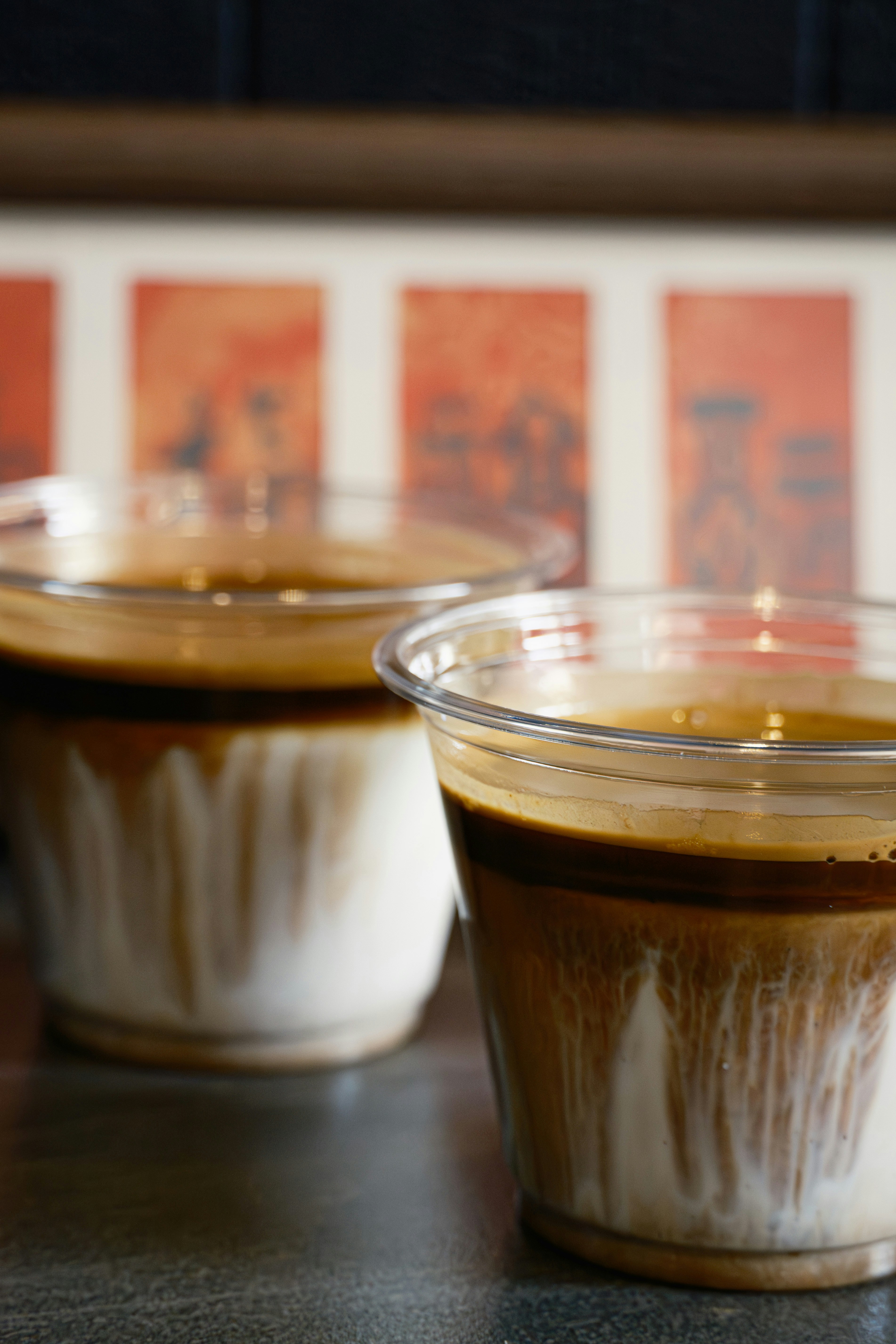 Bebidas de café em duas camadas em copos transparentes