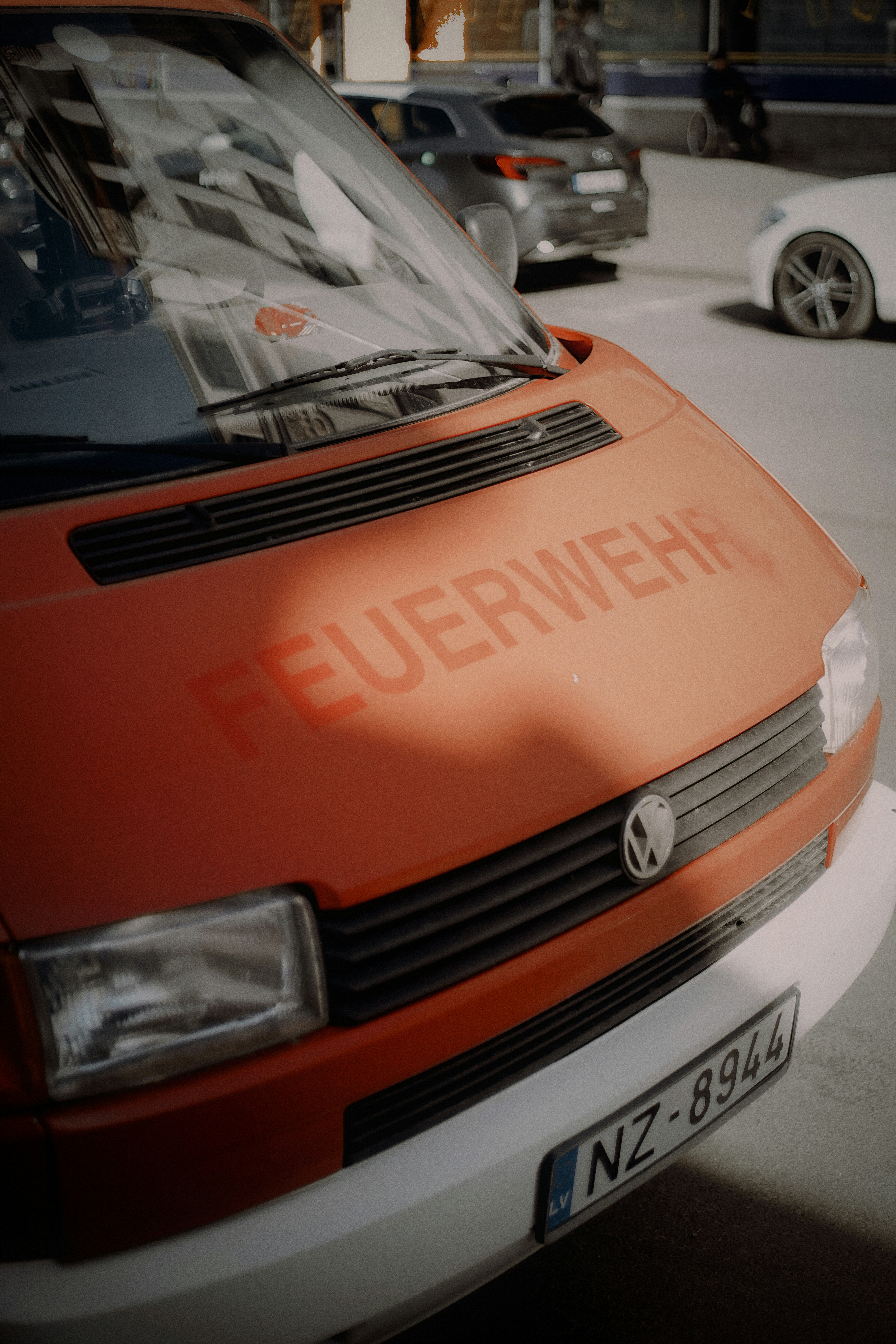 Camion dei pompieri rosso con testo feuerwehr.