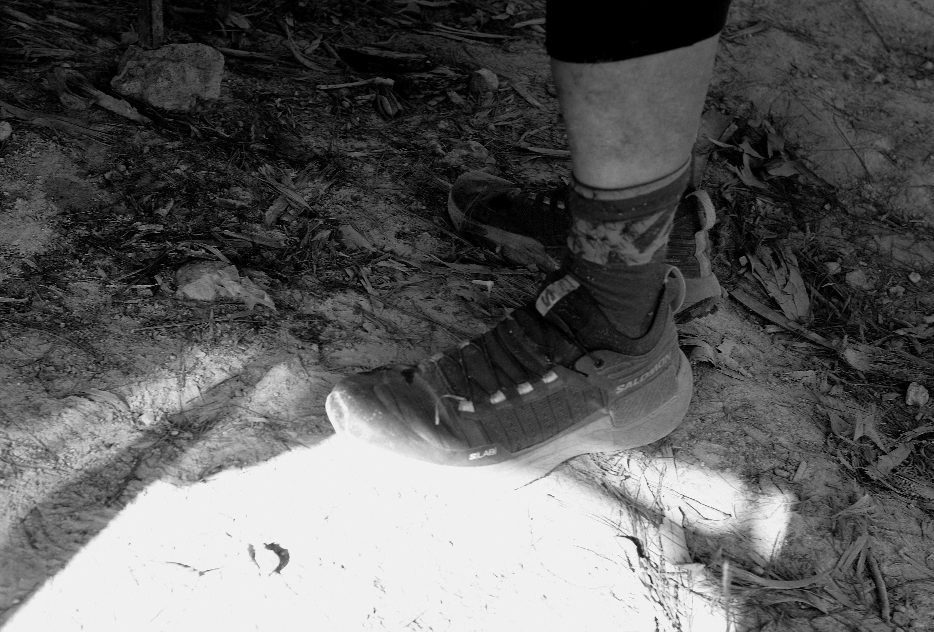 Primo piano degli scarponi da trekking su un sentiero sterrata