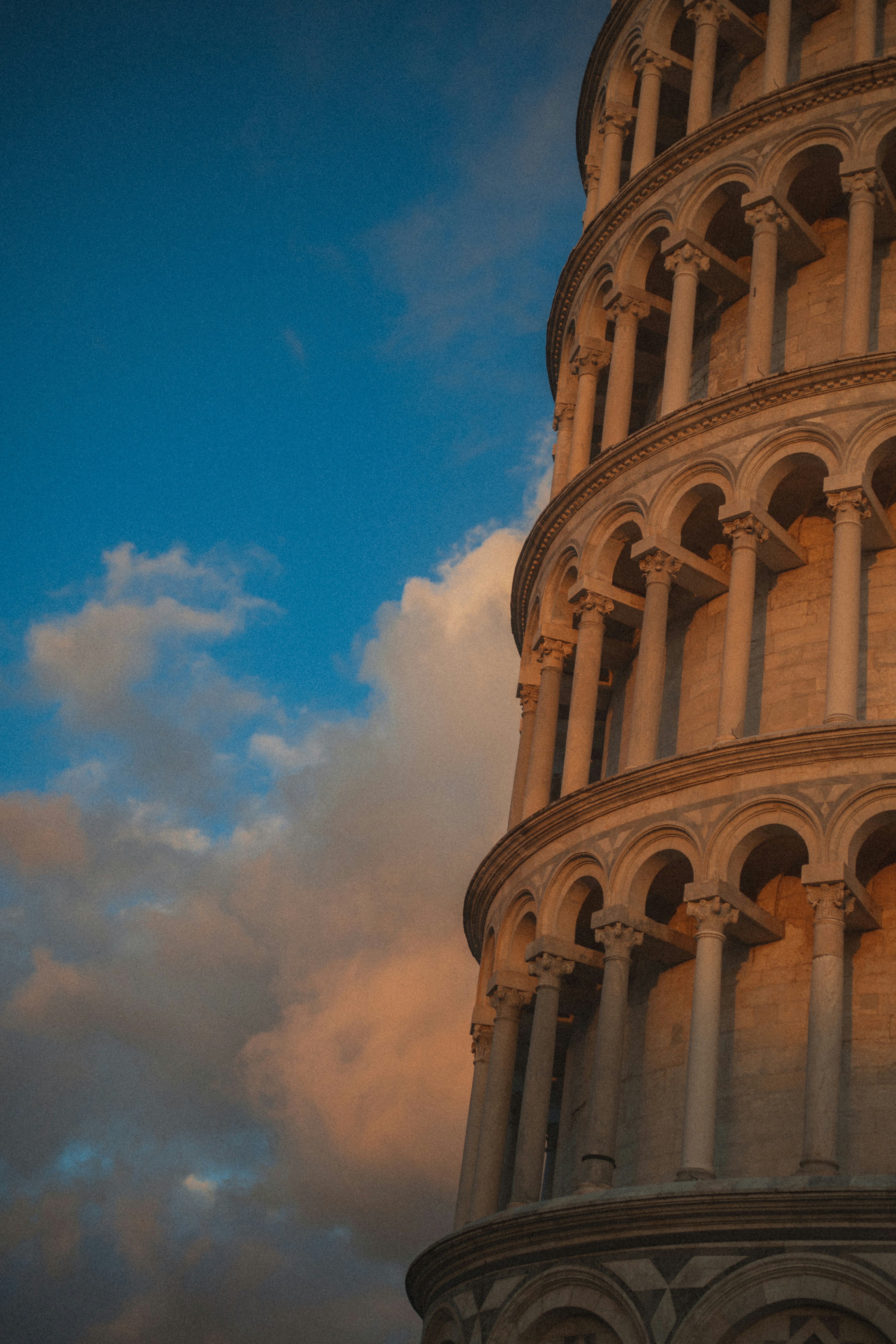 Leaning tower of pisa against a blue sky