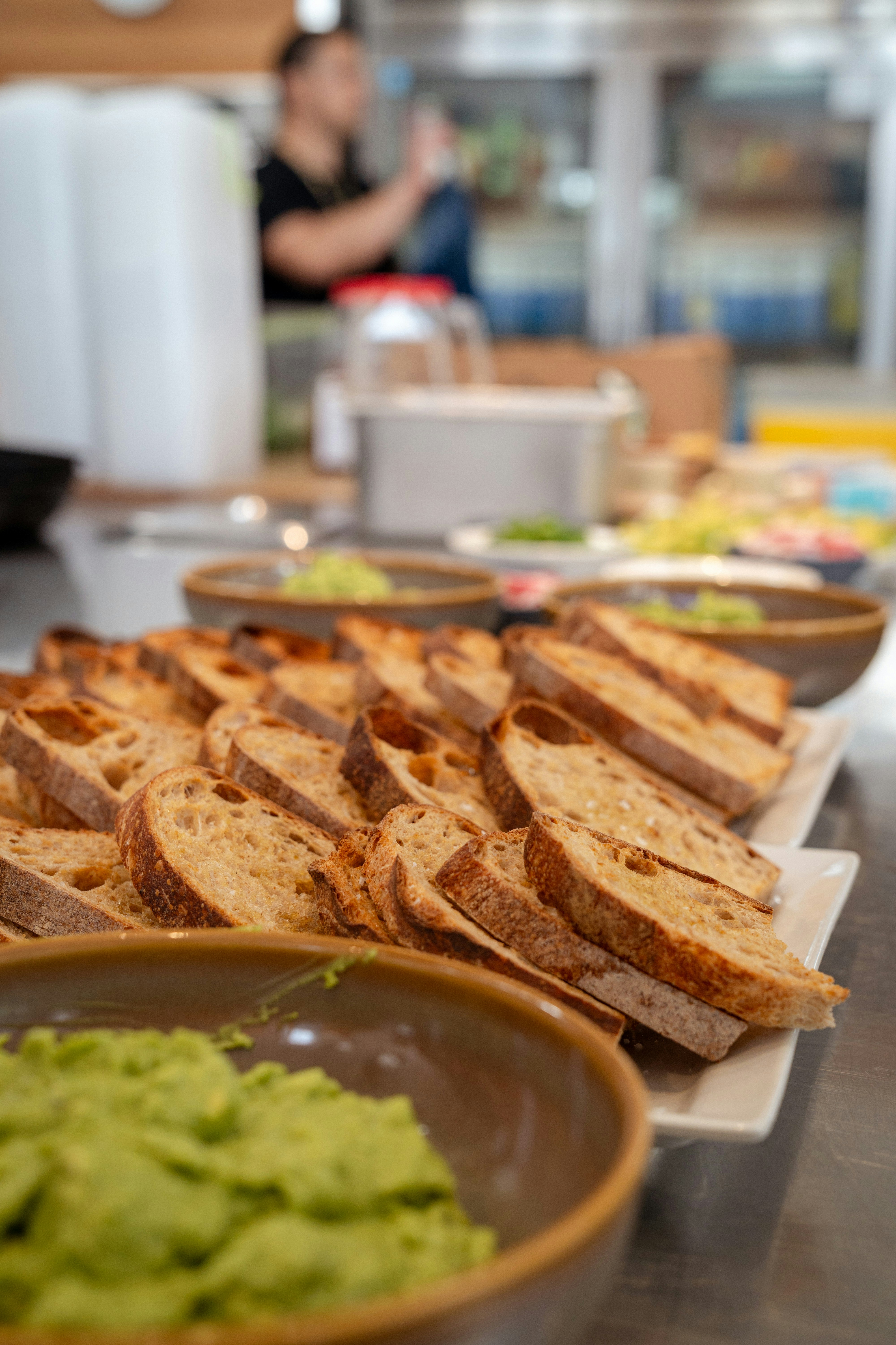 パンのスライスとアボカドのディップを皿に乗せて。