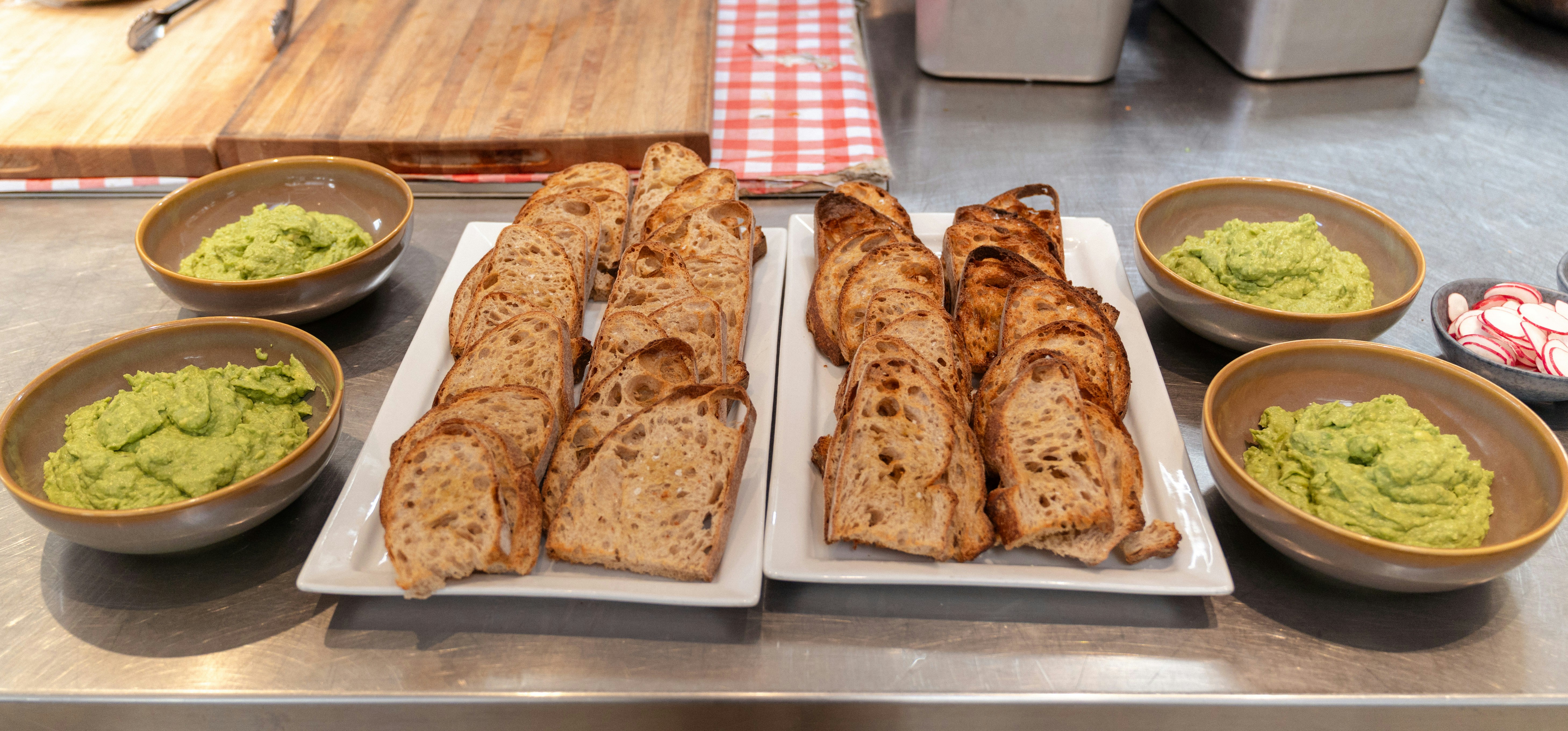 ローストしたパンのスライスにグリーンディップをボウルで入れます