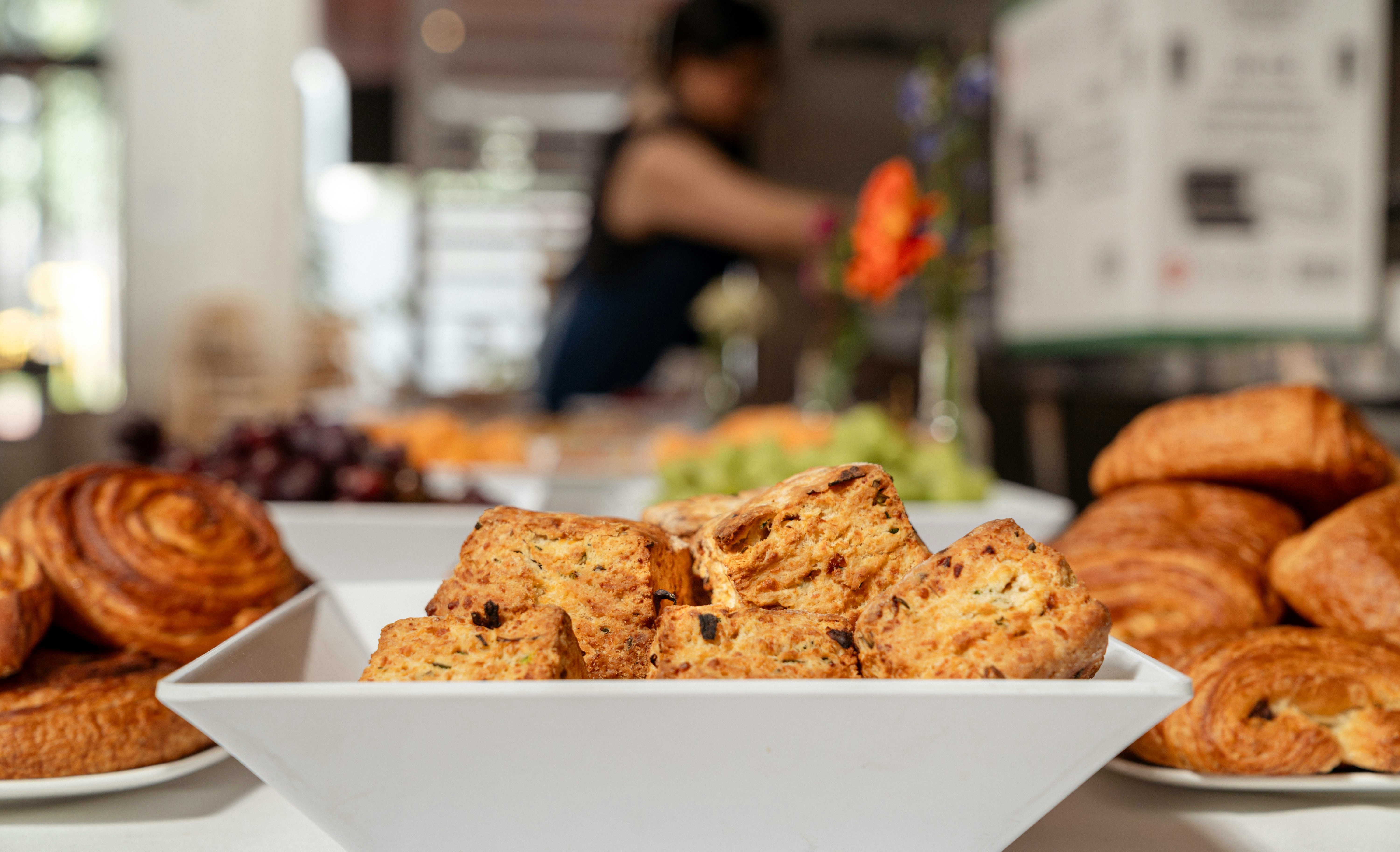 テーブルの上にはペストリーや焼き菓子の盛り合わせが並んでいる