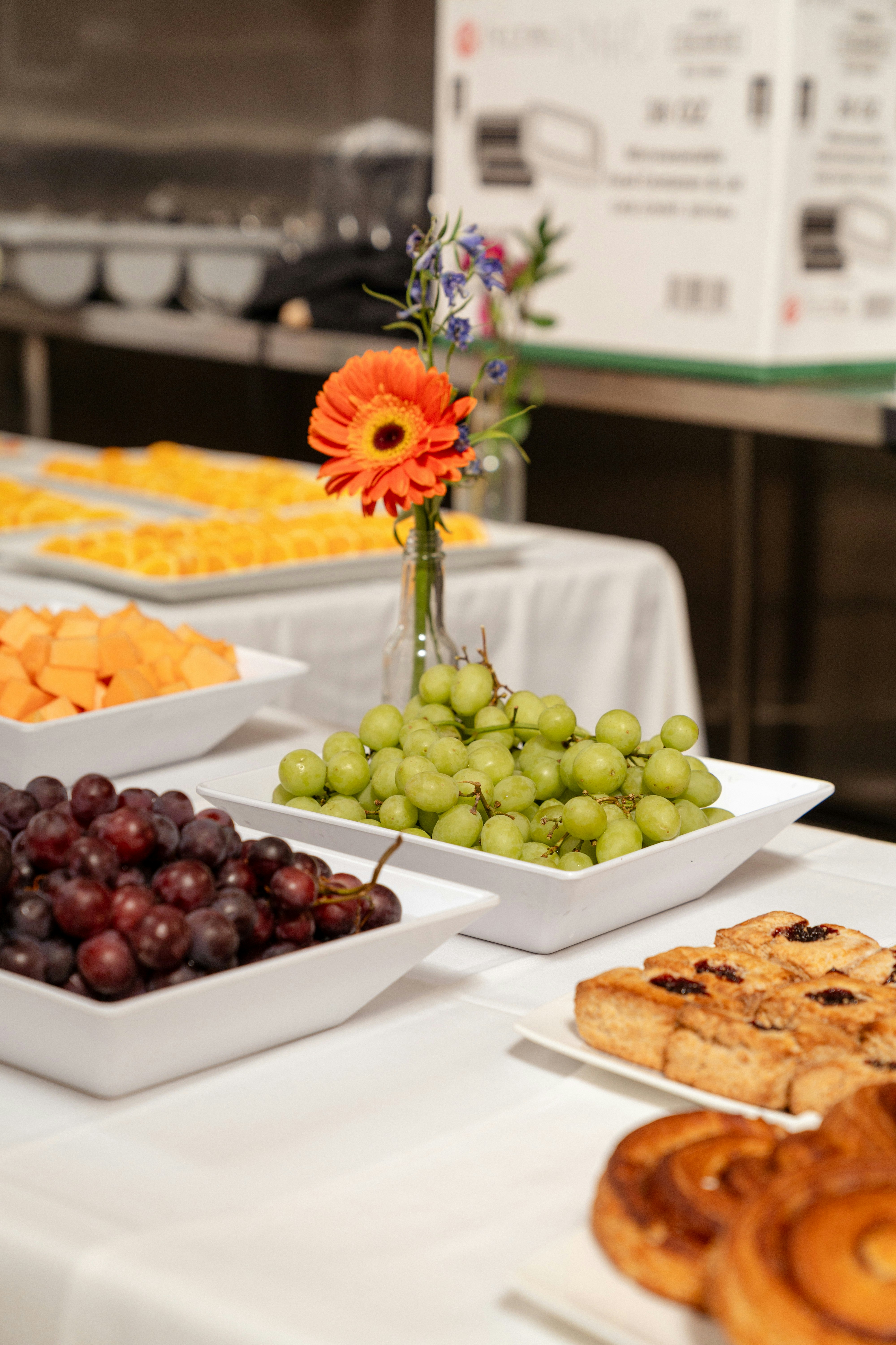 テーブルの上には果物とペストリーの皿が並んでいる