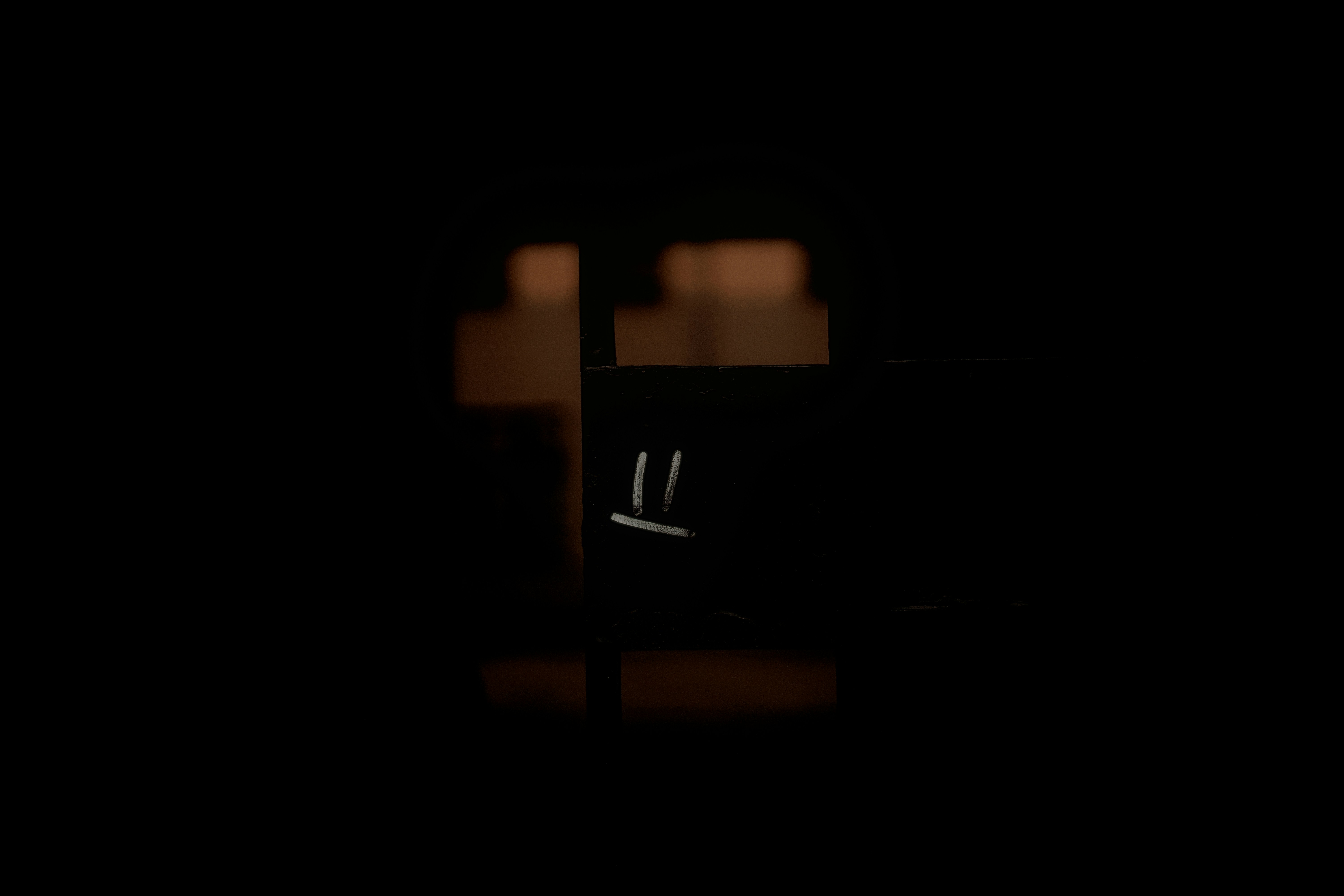 薄暗い部屋で、薄暗い人影がいる