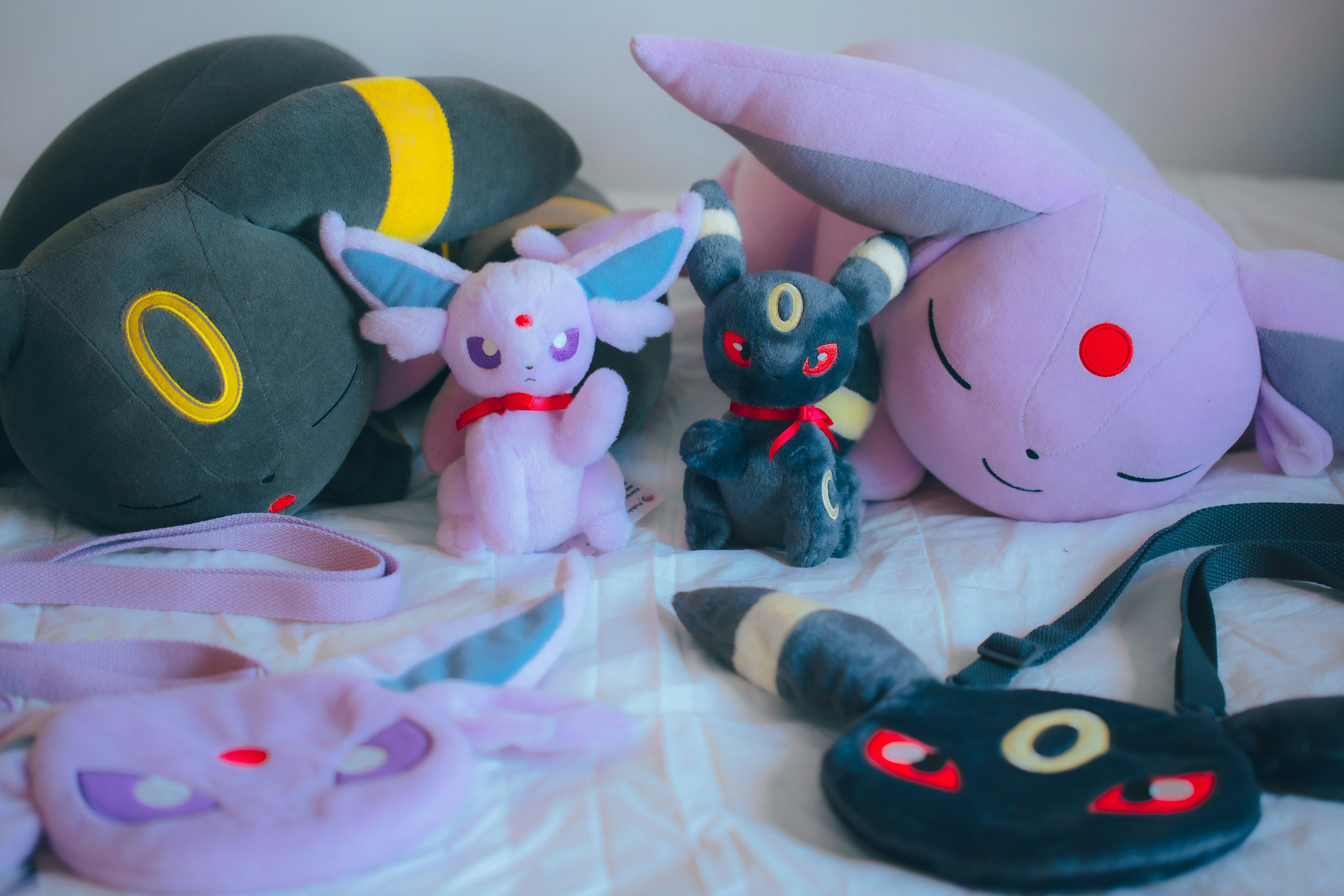 Varios peluches de personajes de Umbreon y Espeon.
