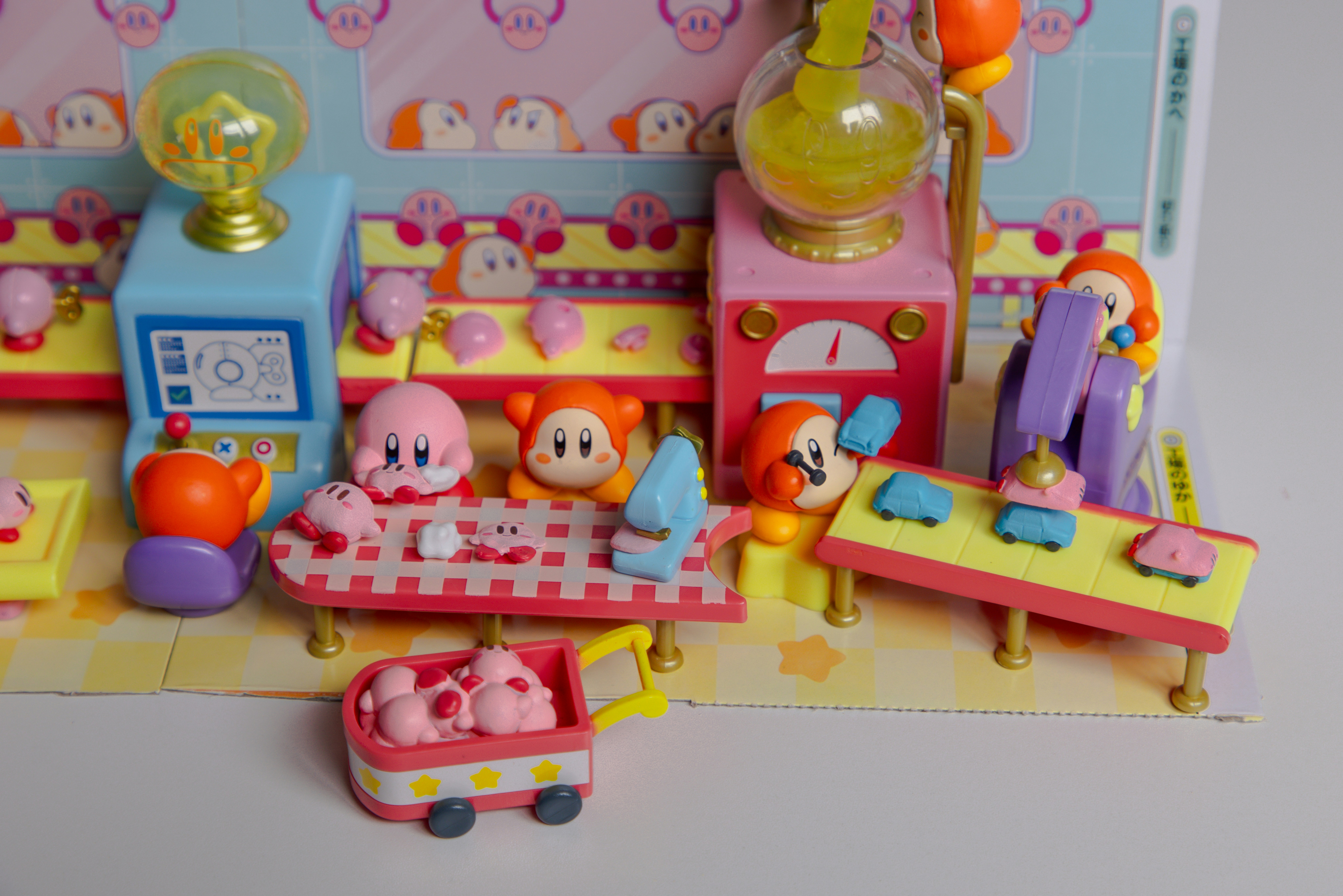 Kirby se encuentra en un entorno colorido y parecido a un juguete.