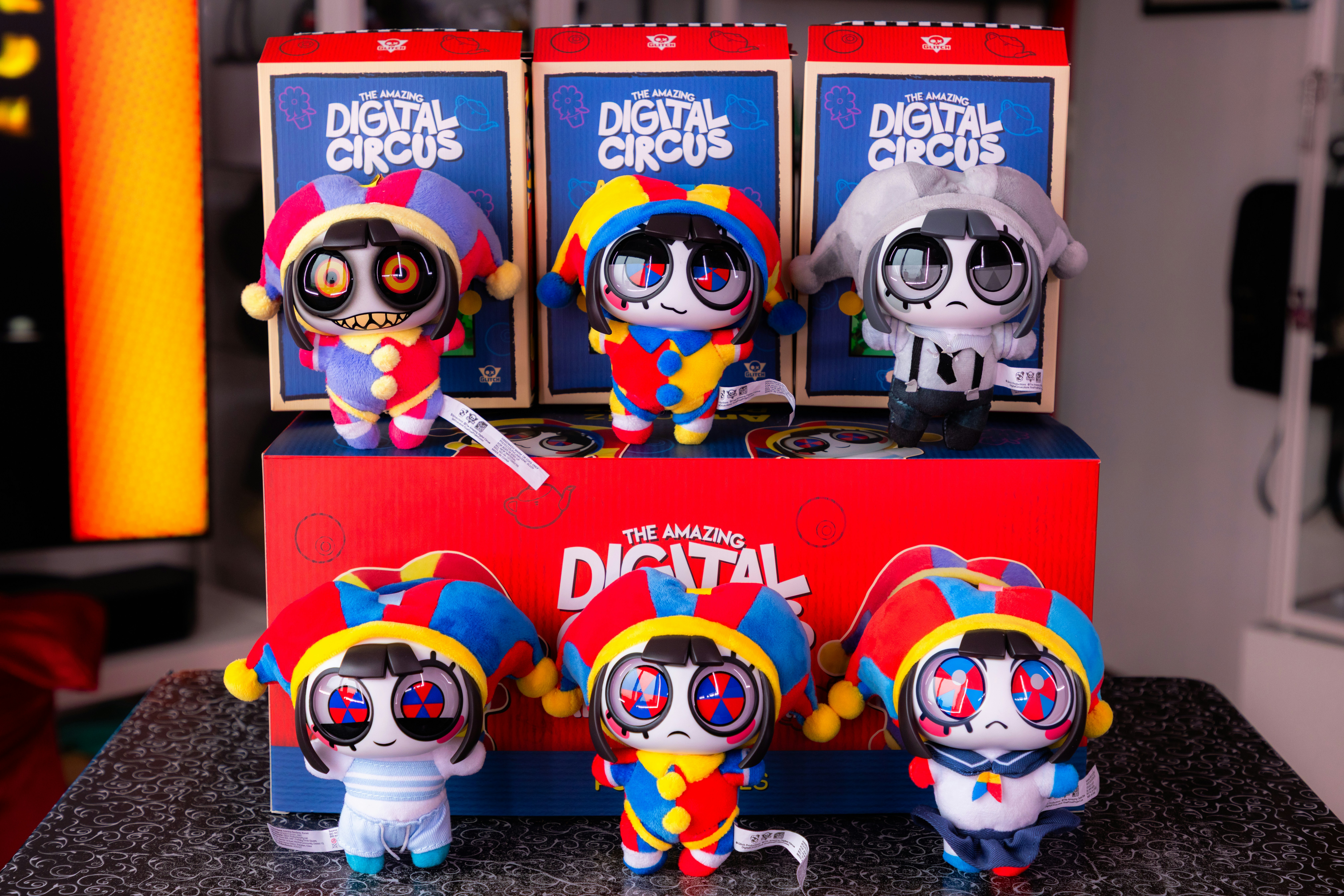 Cinco coloridas figuras parecidas a payasos con grandes ojos