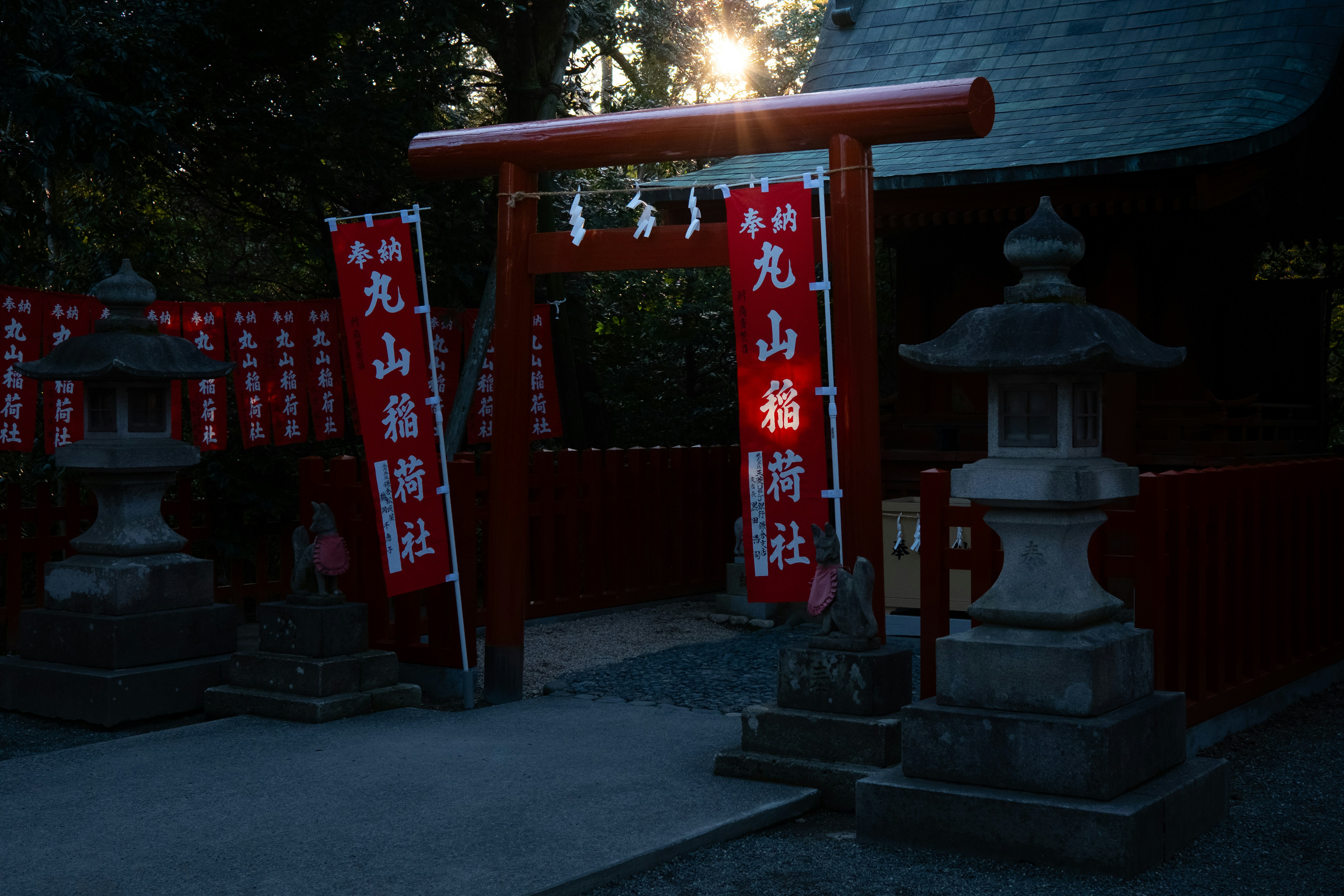 Porte torii rouge à un sanctuaire japonais au crépuscule