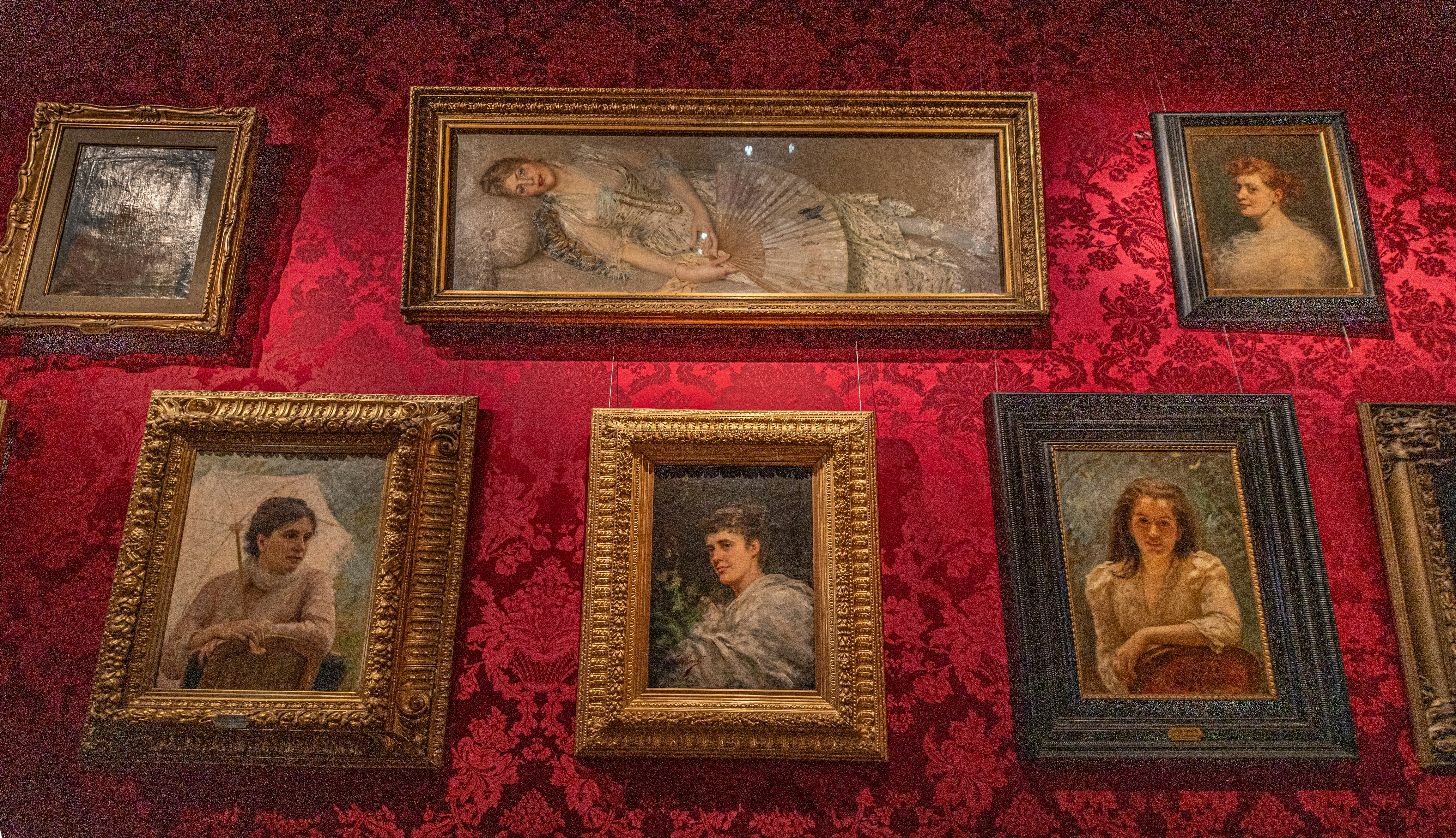 gallery wall glass panels