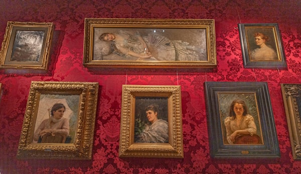 Galeriewand mit gerahmten Kunstwerken