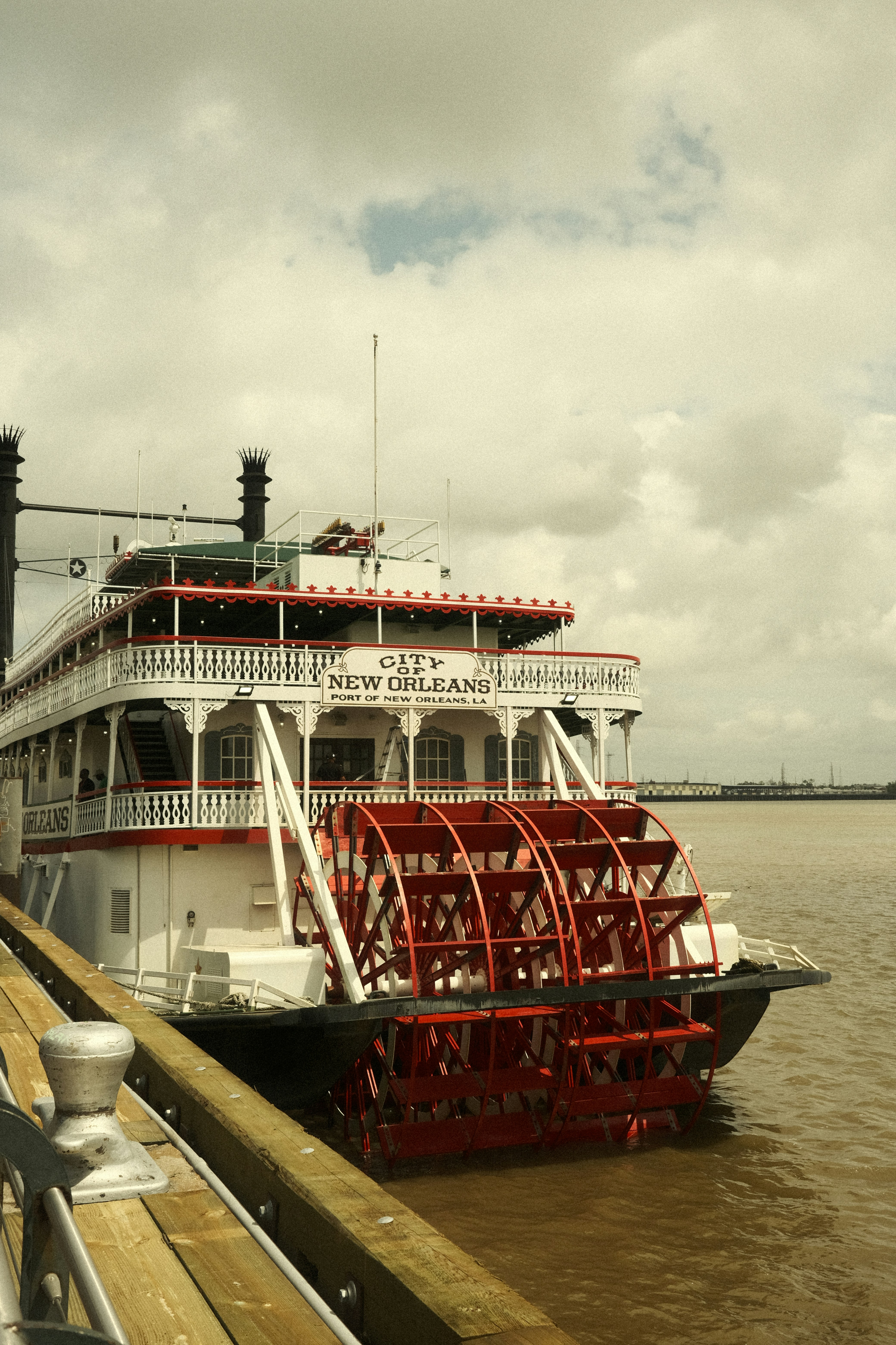 Barco de vapor con ruedas de paletas atracado en un día nublado