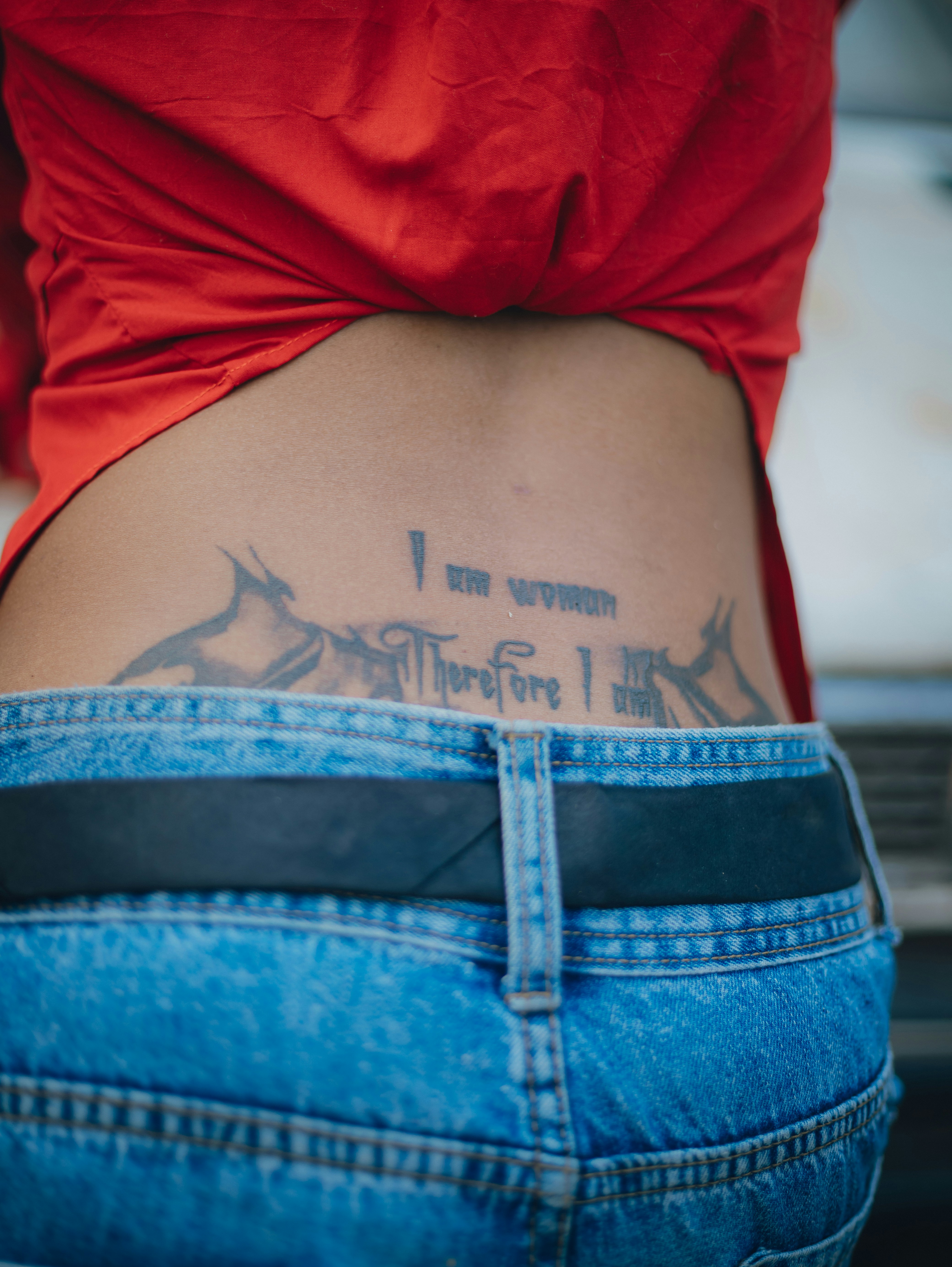 Frau mit einem Tattoo im unteren Rücken