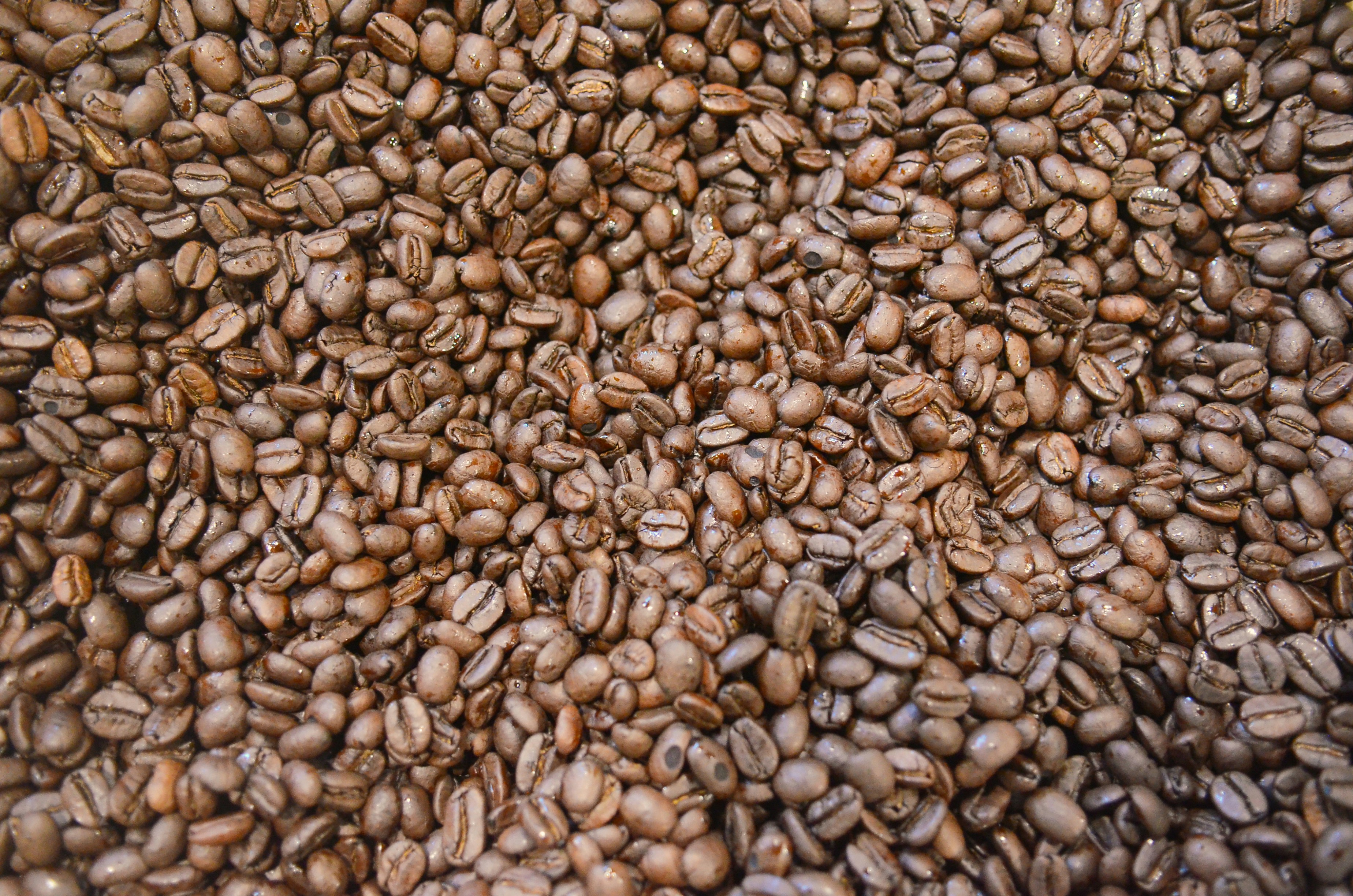 Um monte de grãos de café torrados
