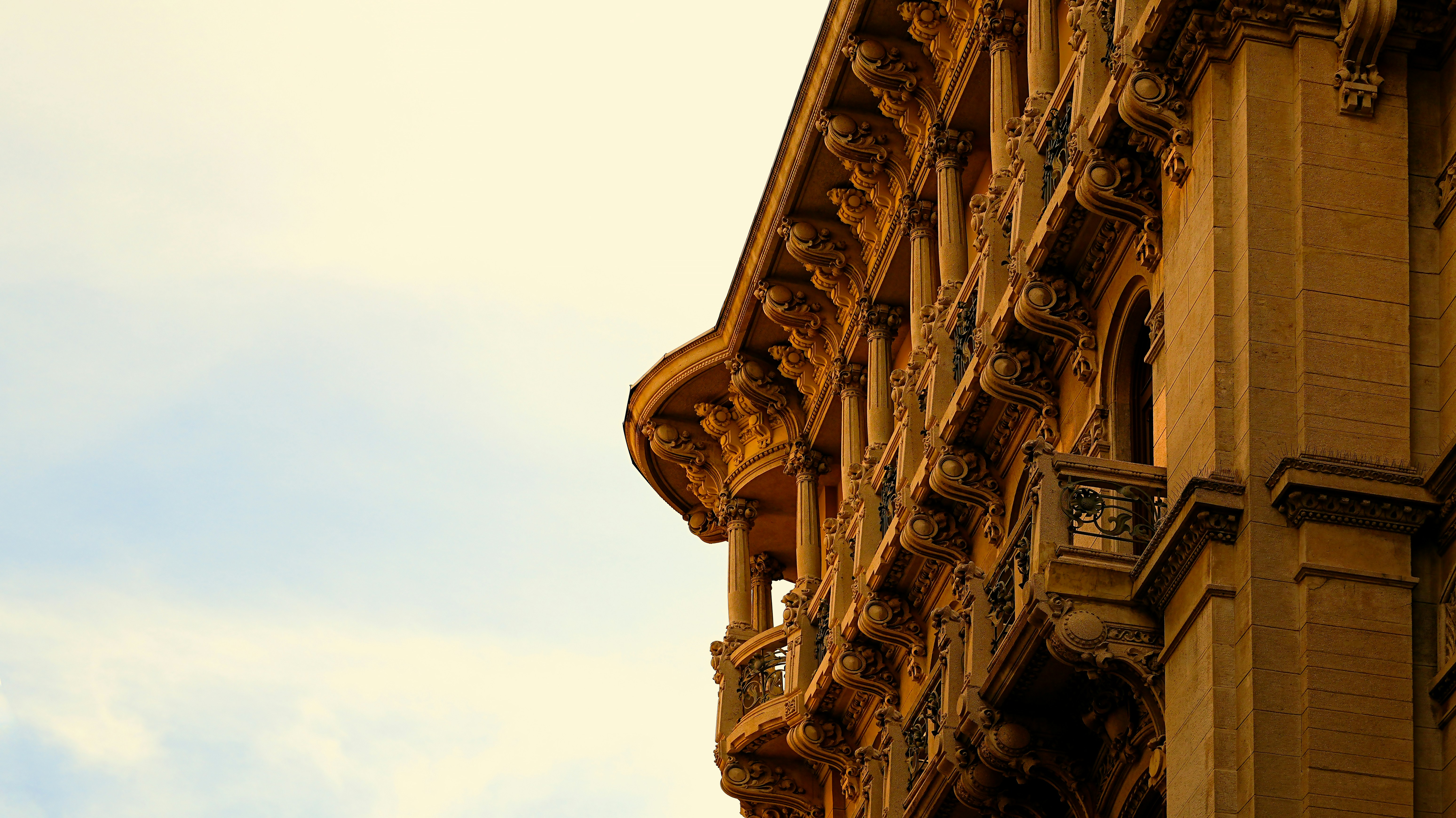 창백한 푸른 하늘을 배경으로 한 화려한 건물 외관