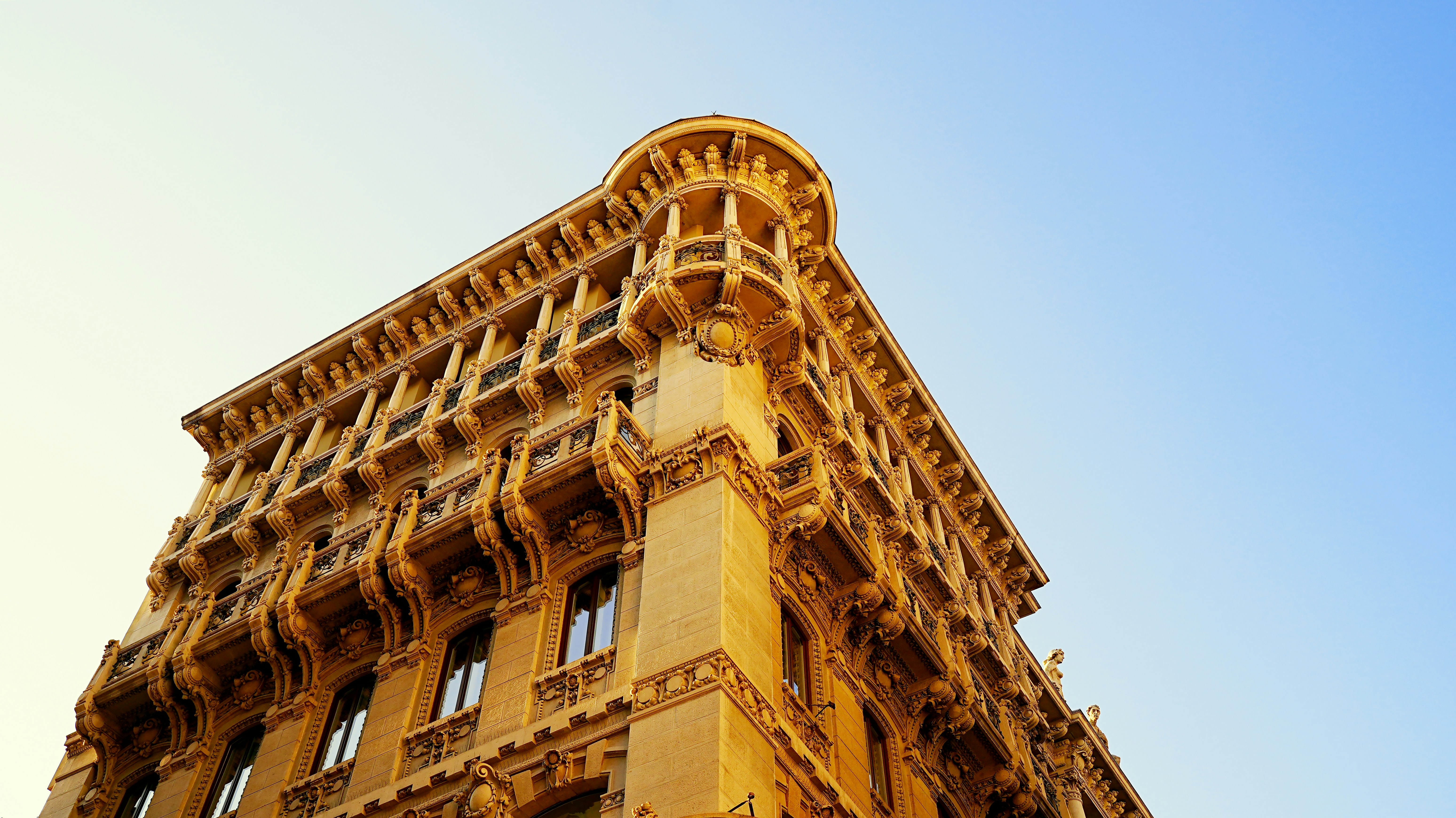 Coin de bâtiment historique orné contre un ciel bleu clair