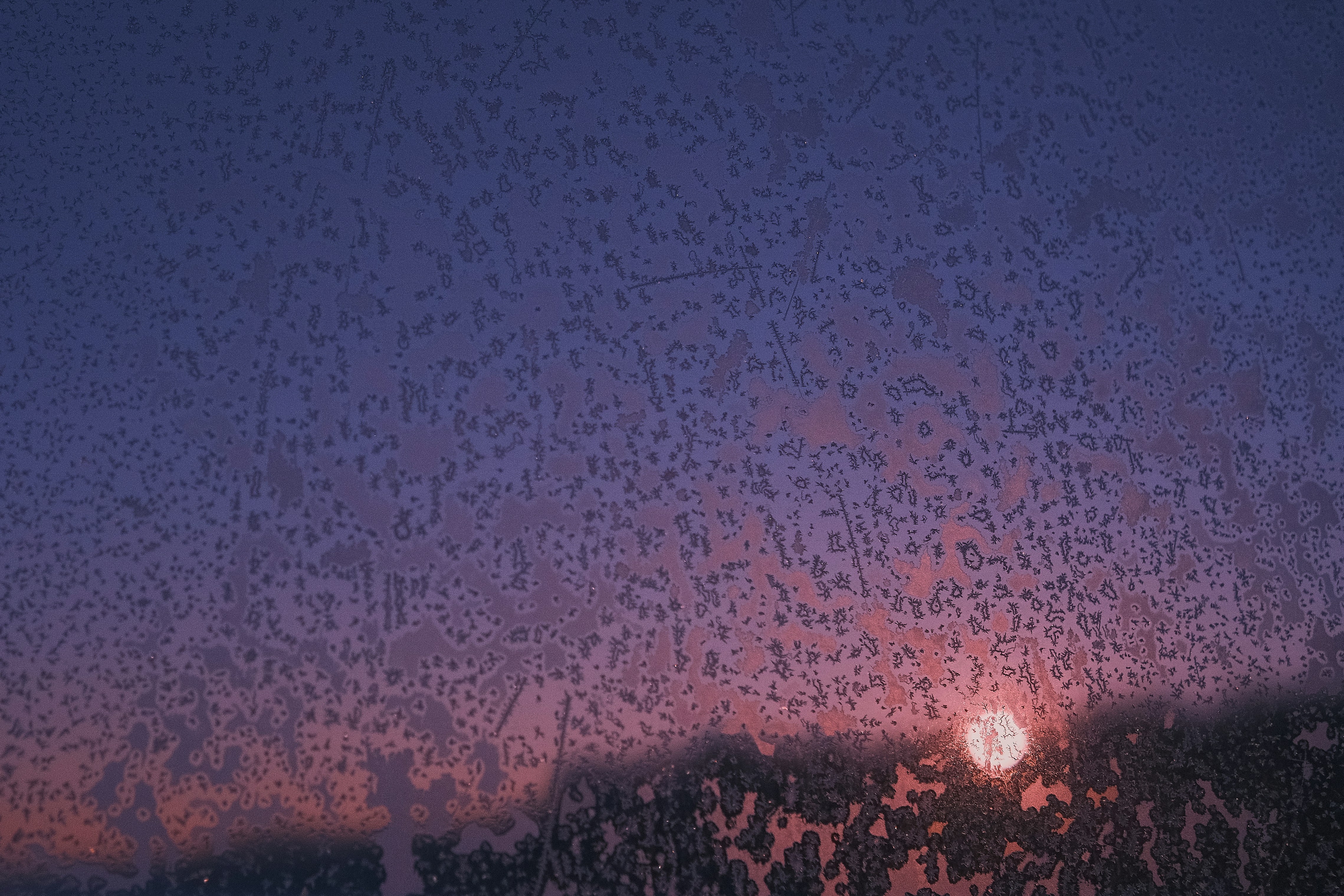 Il tramonto visto attraverso un vetro gelido