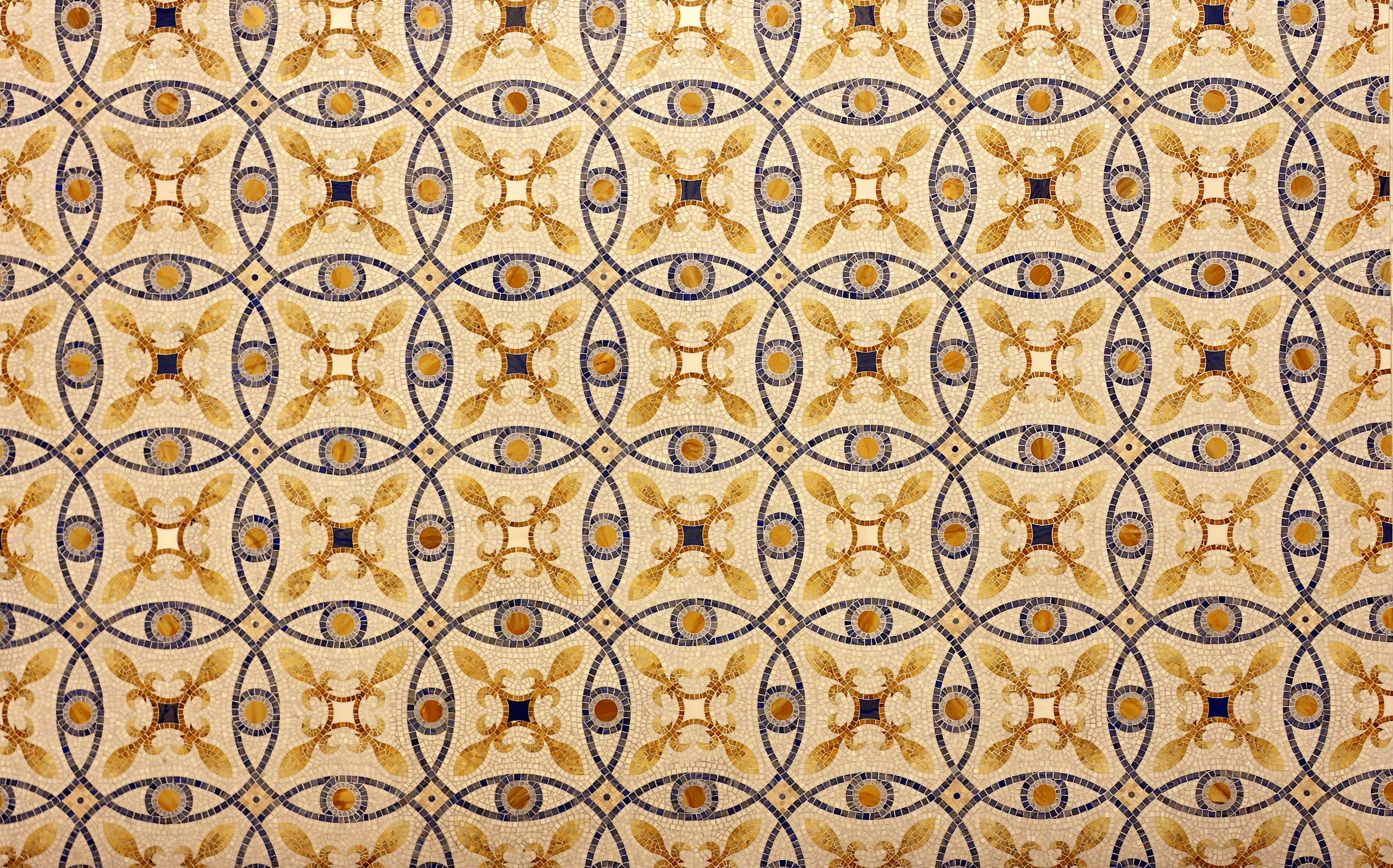 Geometrisches Muster mit stilisierten Augen und floralen Elementen