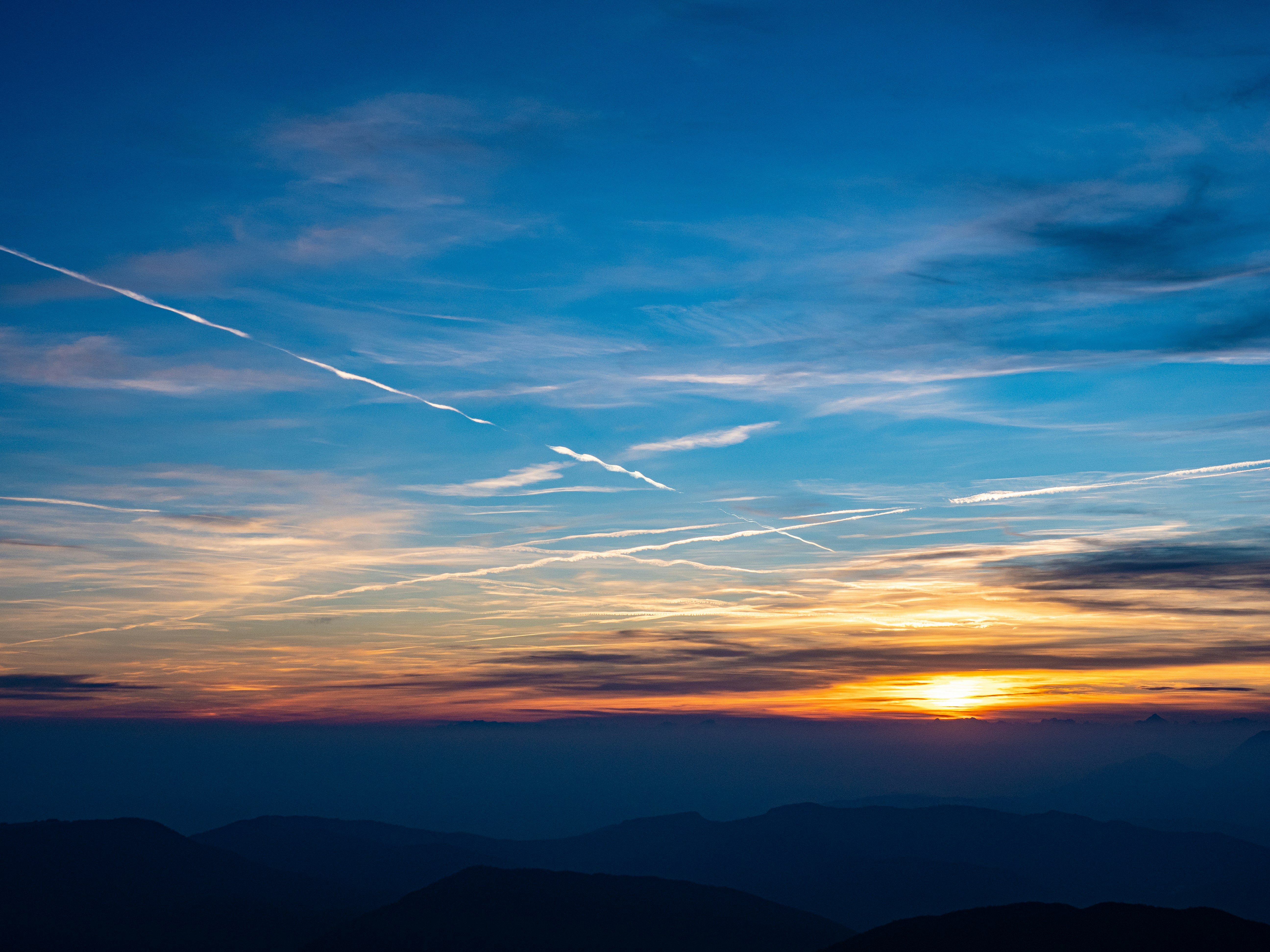Sonnenuntergang über einem riesigen Gebirgszug mit Wurzeln.