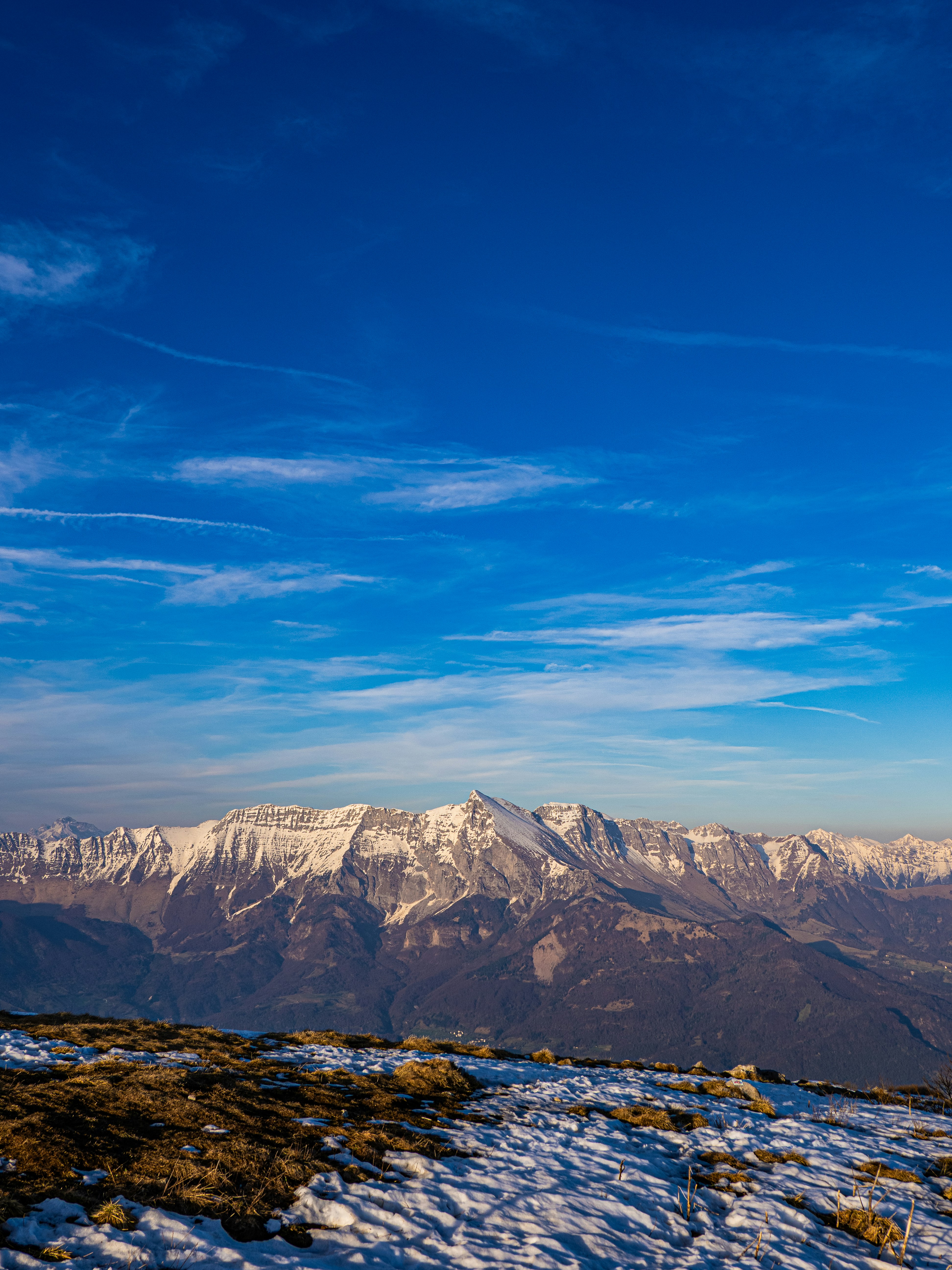 Schneebedeckte Berge unter strahlend blauem Himmel.