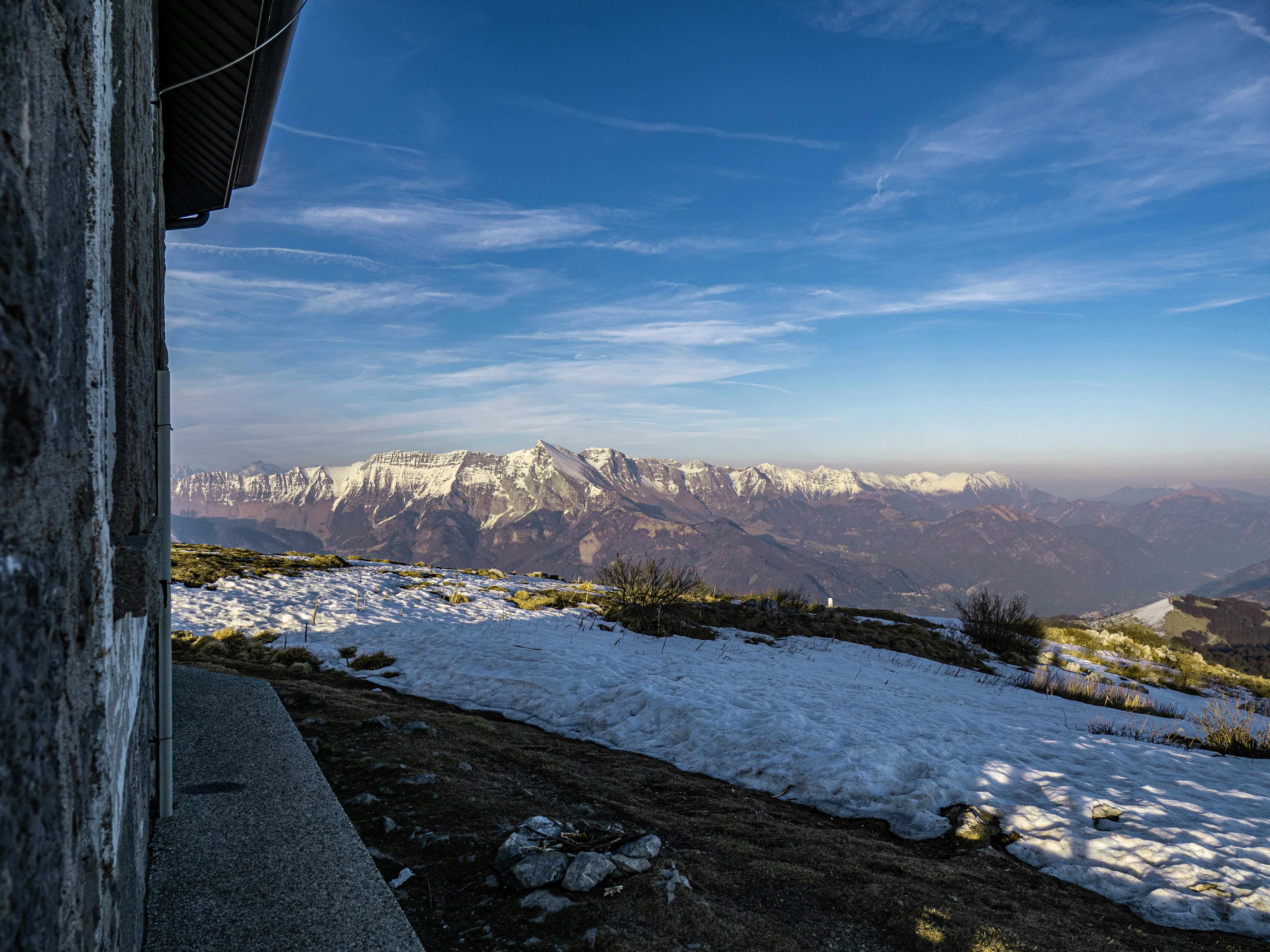 Schneebedecktes Gebirge unter klarem blauen Himmel